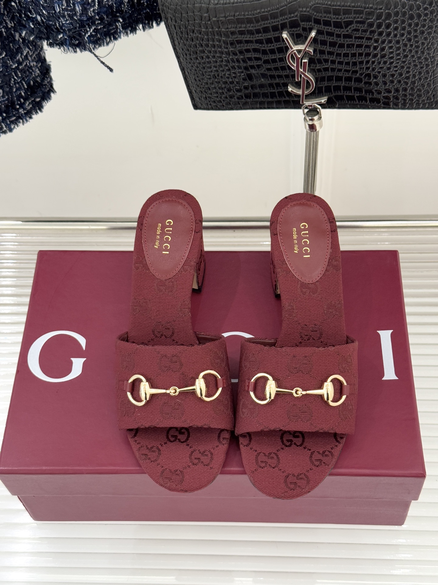 Gucci/古驰26WF春夏新品马衔扣鱼嘴粗跟拖鞋以时光为经纬 以自由为针线将品牌「随性的华美」具象为足