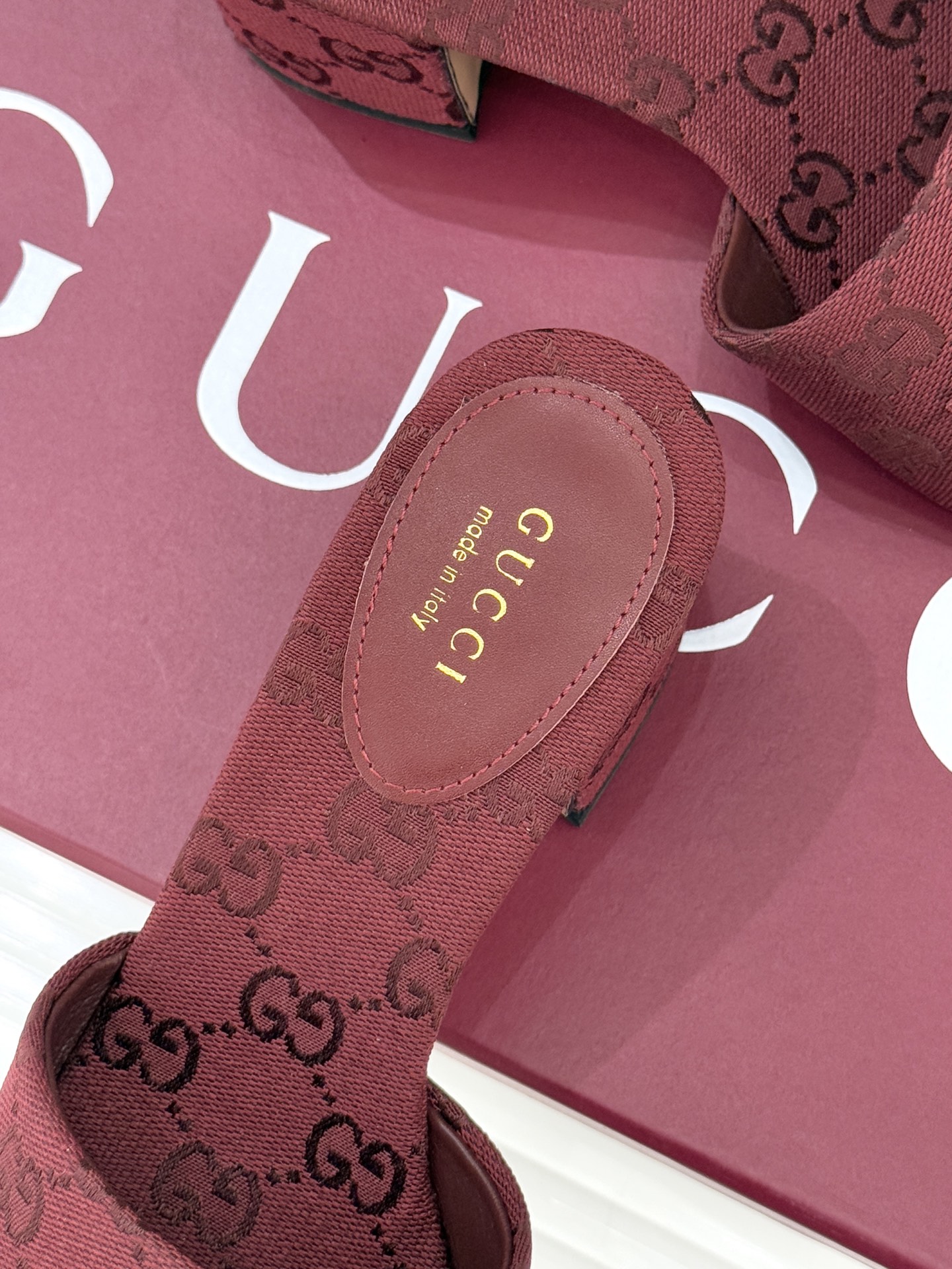 Gucci/古驰26WF春夏新品马衔扣鱼嘴粗跟拖鞋以时光为经纬 以自由为针线将品牌「随性的华美」具象为足