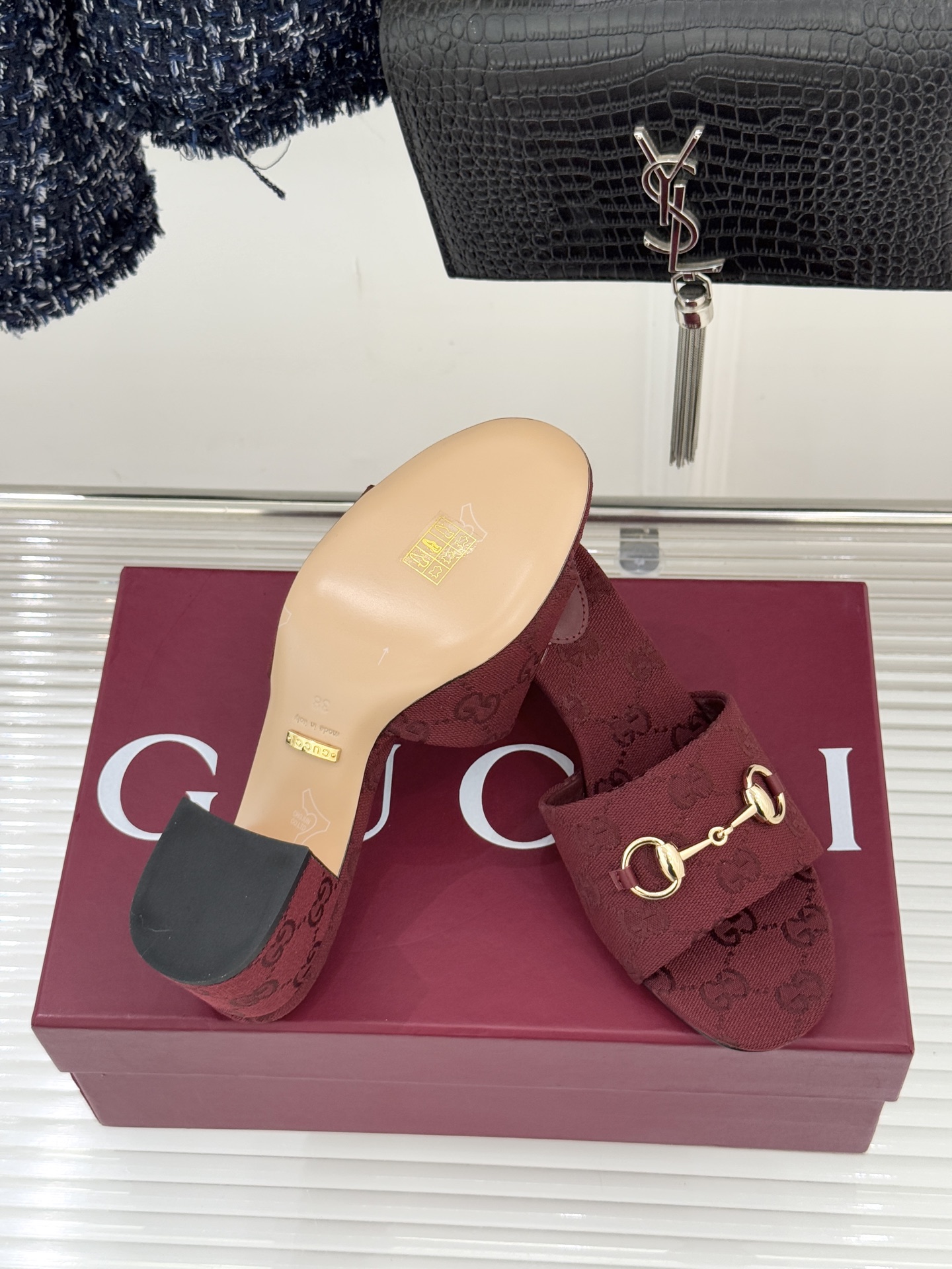 Gucci/古驰26WF春夏新品马衔扣鱼嘴粗跟拖鞋以时光为经纬 以自由为针线将品牌「随性的华美」具象为足