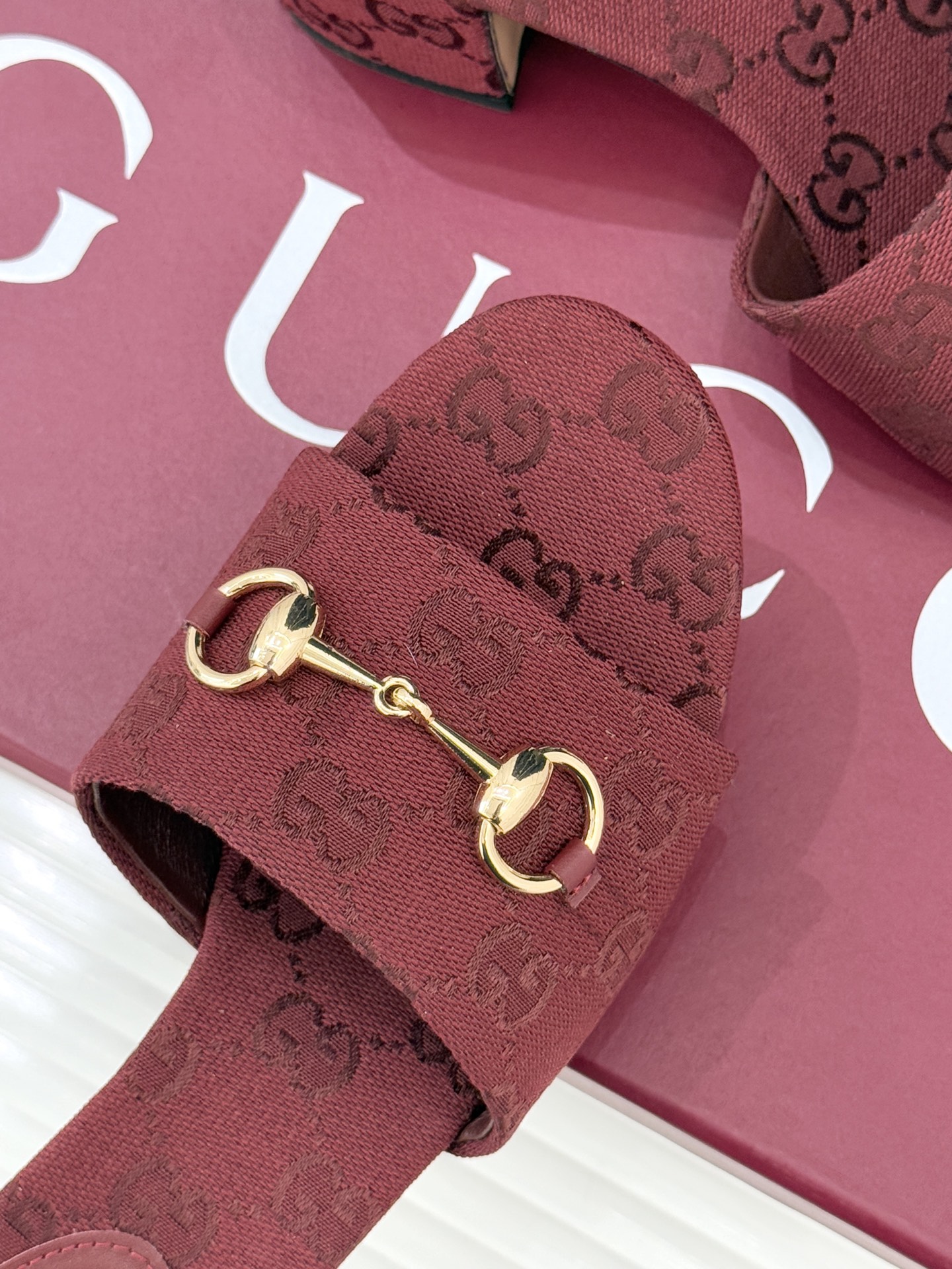 Gucci/古驰26WF春夏新品马衔扣鱼嘴粗跟拖鞋以时光为经纬 以自由为针线将品牌「随性的华美」具象为足