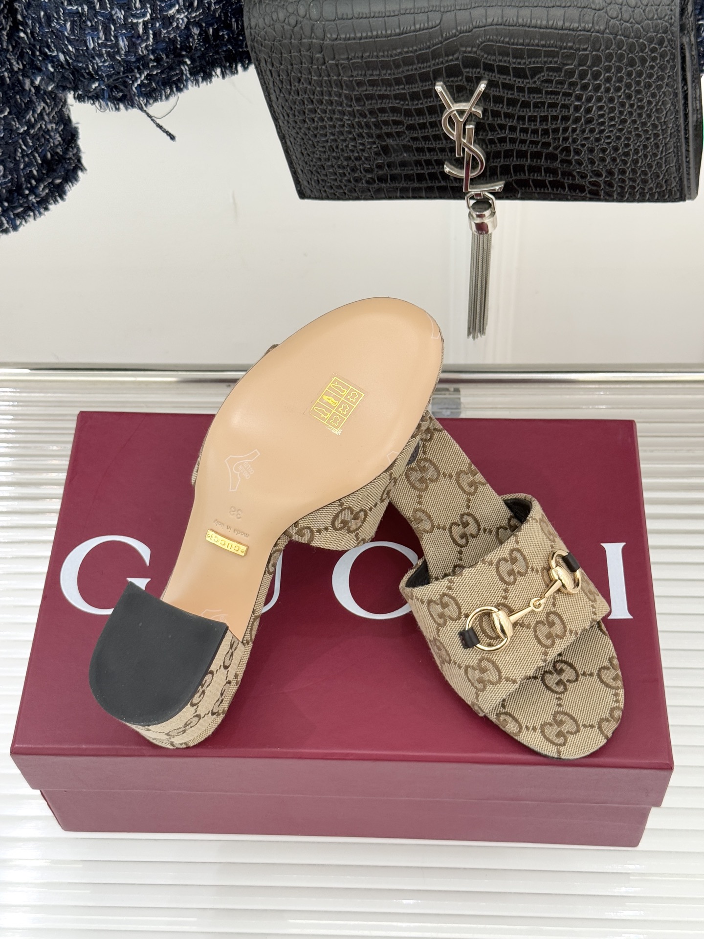 Gucci/古驰26WF春夏新品马衔扣鱼嘴粗跟拖鞋以时光为经纬 以自由为针线将品牌「随性的华美」具象为足