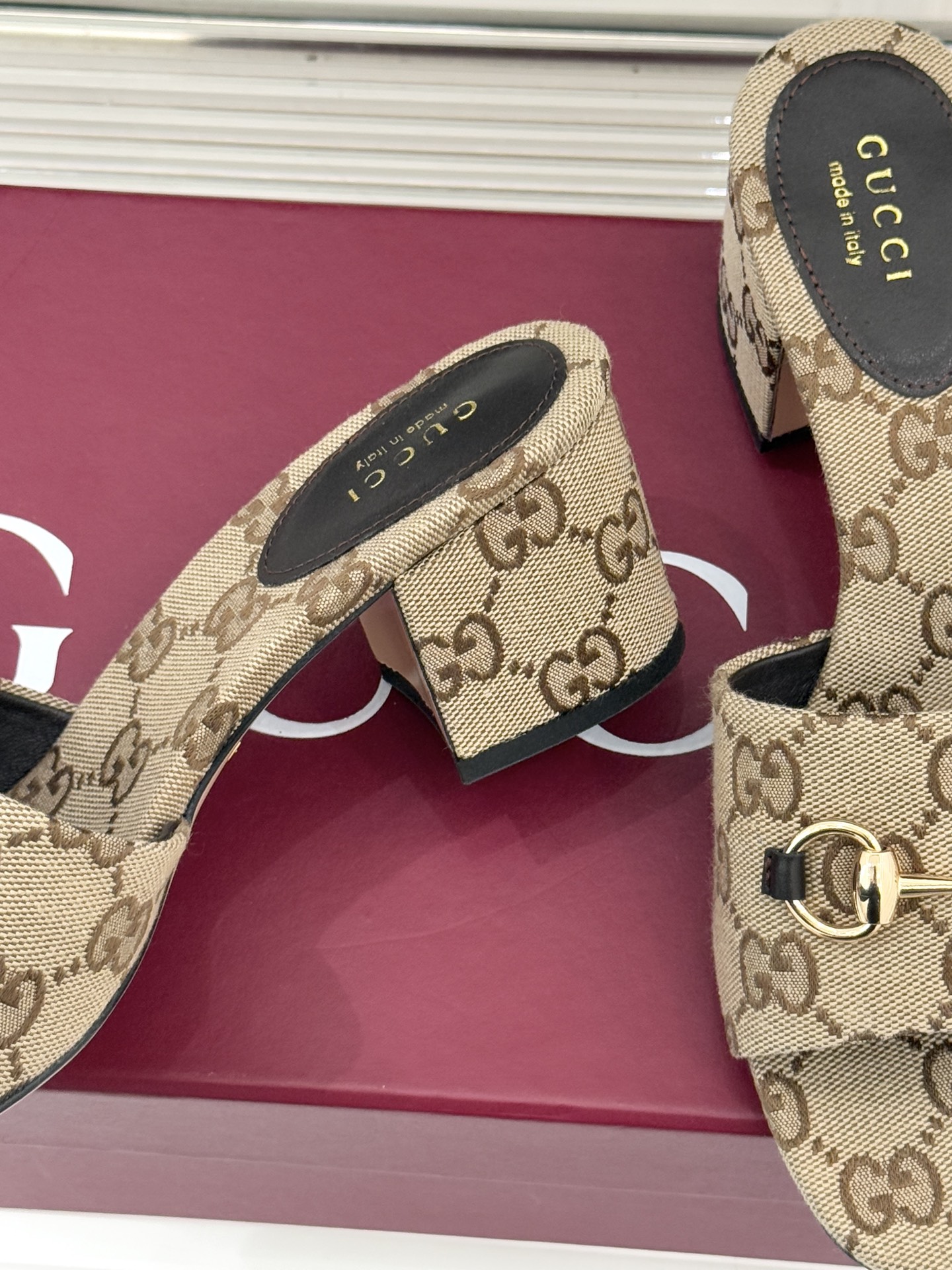 Gucci/古驰26WF春夏新品马衔扣鱼嘴粗跟拖鞋以时光为经纬 以自由为针线将品牌「随性的华美」具象为足