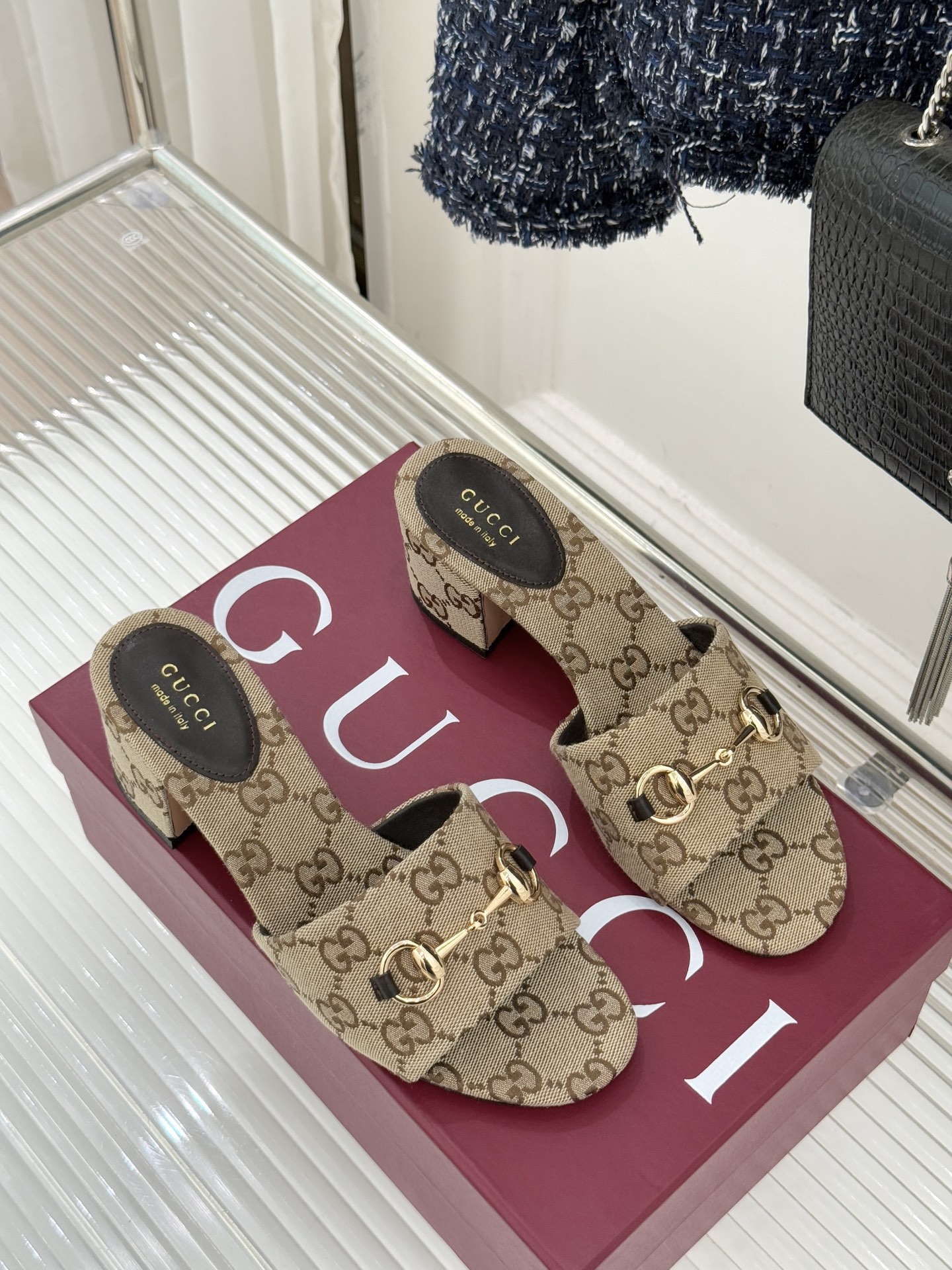 Gucci/古驰26WF春夏新品马衔扣鱼嘴粗跟拖鞋以时光为经纬 以自由为针线将品牌「随性的华美」具象为足