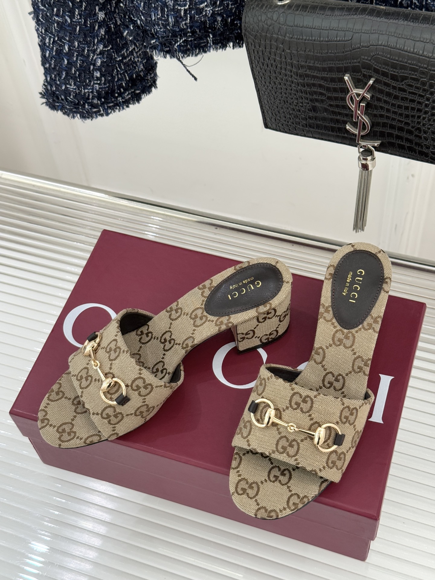 Gucci/古驰26WF春夏新品马衔扣鱼嘴粗跟拖鞋以时光为经纬 以自由为针线将品牌「随性的华美」具象为足
