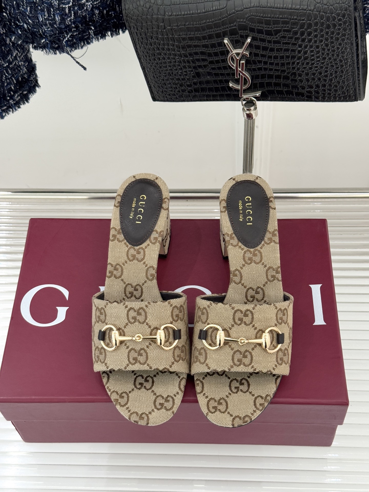 Gucci/古驰26WF春夏新品马衔扣鱼嘴粗跟拖鞋以时光为经纬 以自由为针线将品牌「随性的华美」具象为足