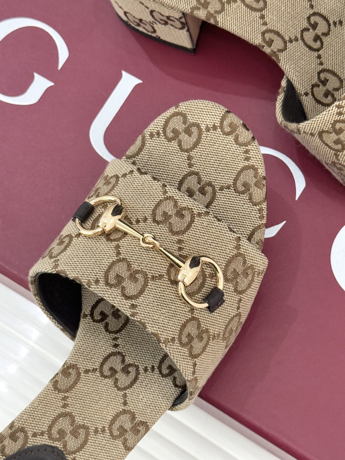 Gucci/古驰26WF春夏新品马衔扣鱼嘴粗跟拖鞋以时光为经纬 以自由为针线将品牌「随性的华美」具象为足