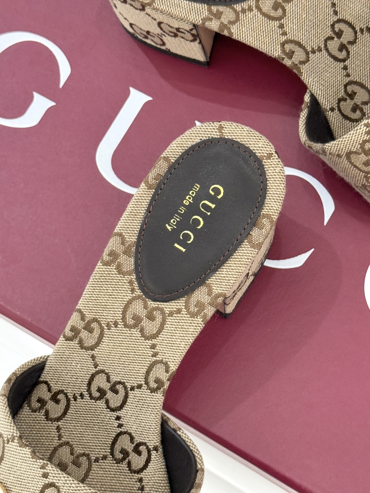 Gucci/古驰26WF春夏新品马衔扣鱼嘴粗跟拖鞋以时光为经纬 以自由为针线将品牌「随性的华美」具象为足