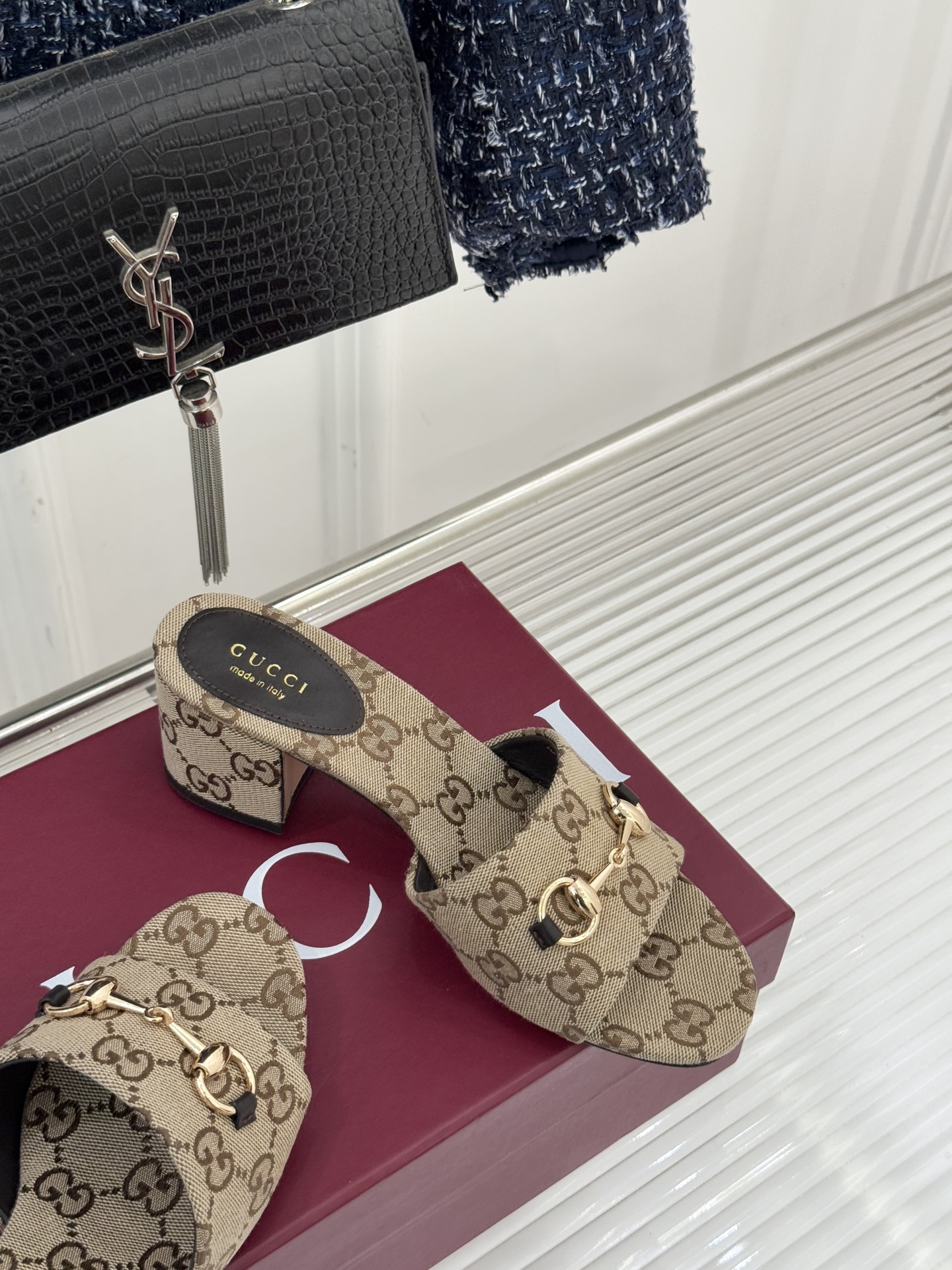 Gucci/古驰26WF春夏新品马衔扣鱼嘴粗跟拖鞋以时光为经纬 以自由为针线将品牌「随性的华美」具象为足