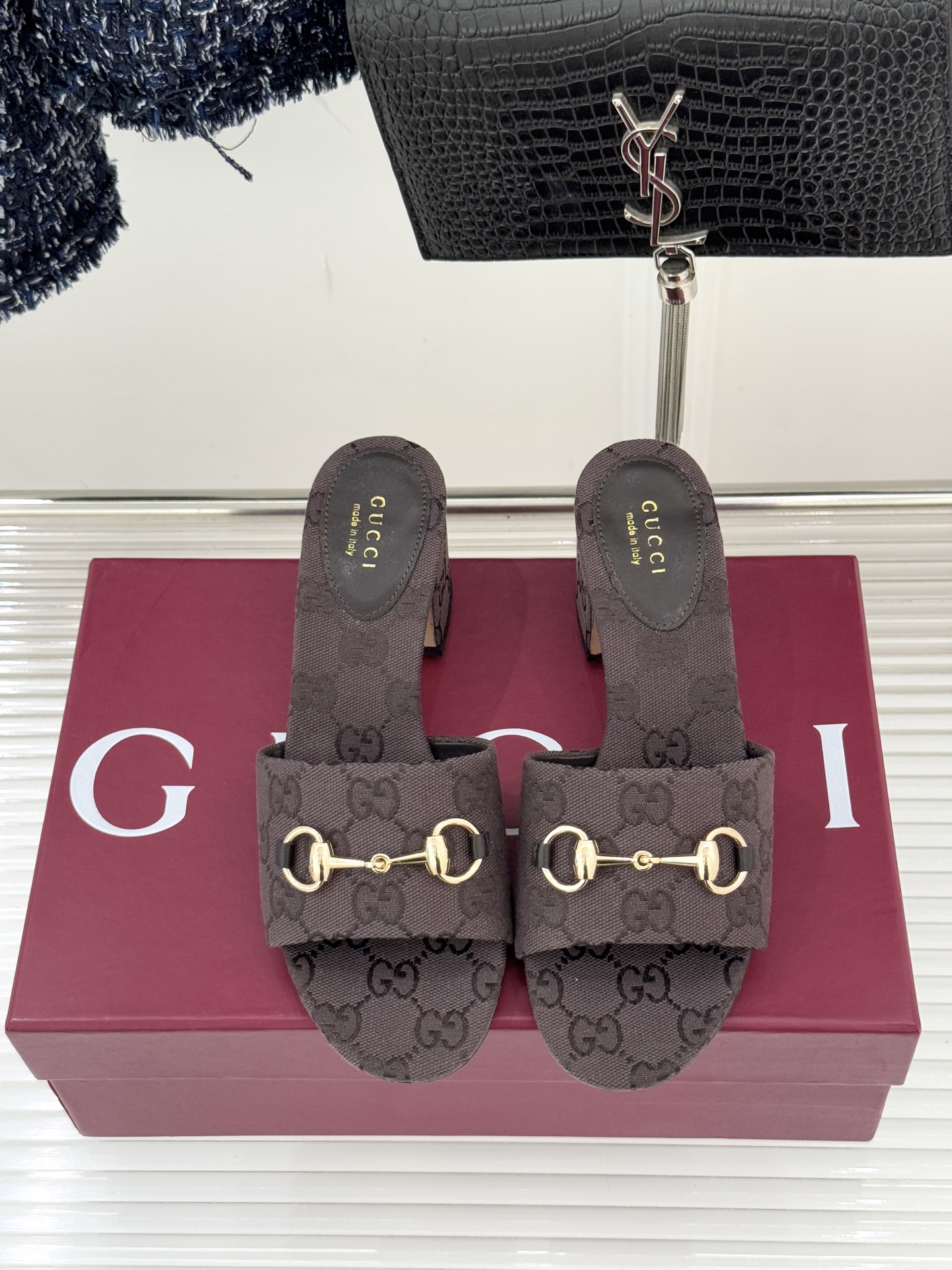 Gucci/古驰26WF春夏新品马衔扣鱼嘴粗跟拖鞋以时光为经纬 以自由为针线将品牌「随性的华美」具象为足