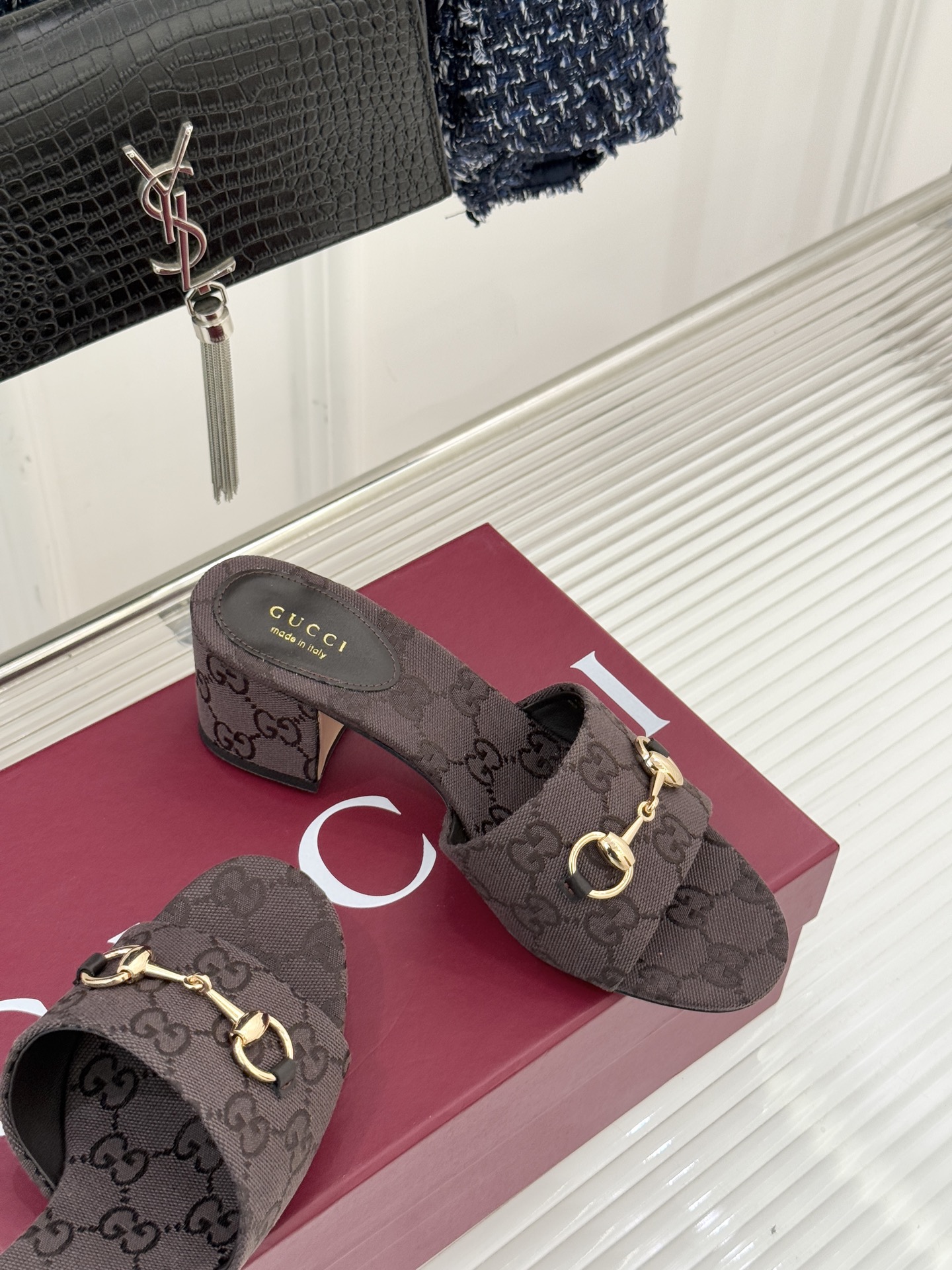 Gucci/古驰26WF春夏新品马衔扣鱼嘴粗跟拖鞋以时光为经纬 以自由为针线将品牌「随性的华美」具象为足