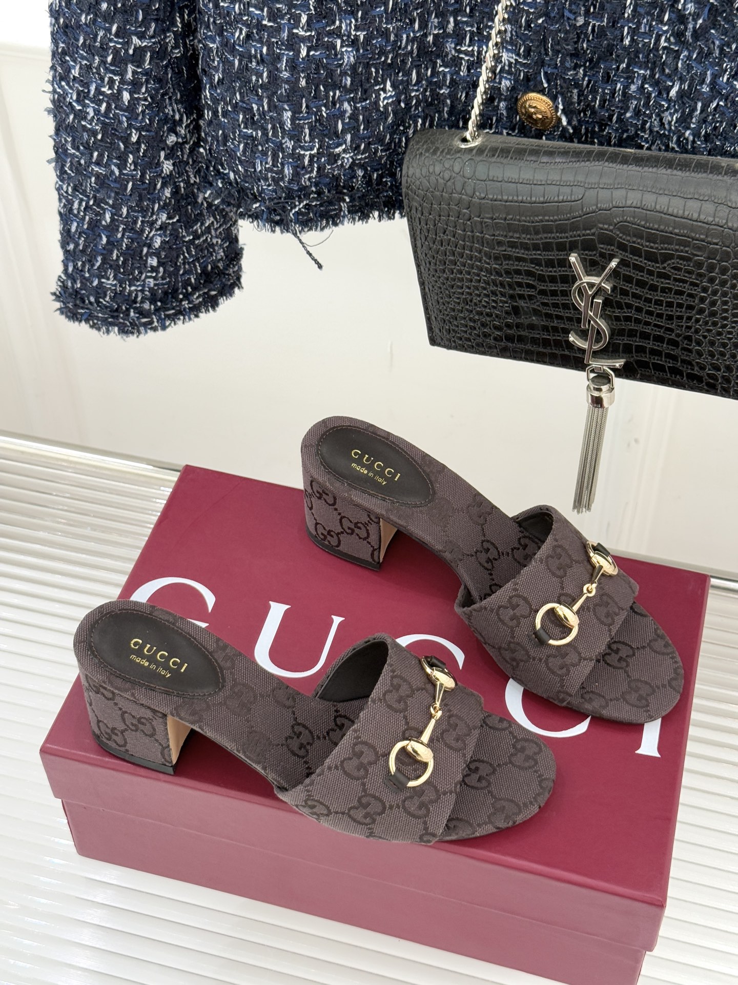 Gucci/古驰26WF春夏新品马衔扣鱼嘴粗跟拖鞋以时光为经纬 以自由为针线将品牌「随性的华美」具象为足