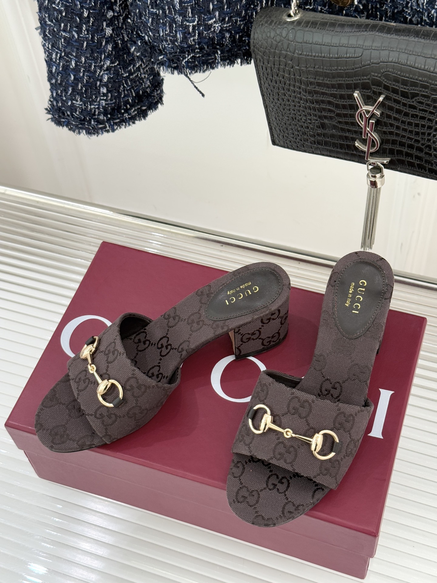 Gucci/古驰26WF春夏新品马衔扣鱼嘴粗跟拖鞋以时光为经纬 以自由为针线将品牌「随性的华美」具象为足