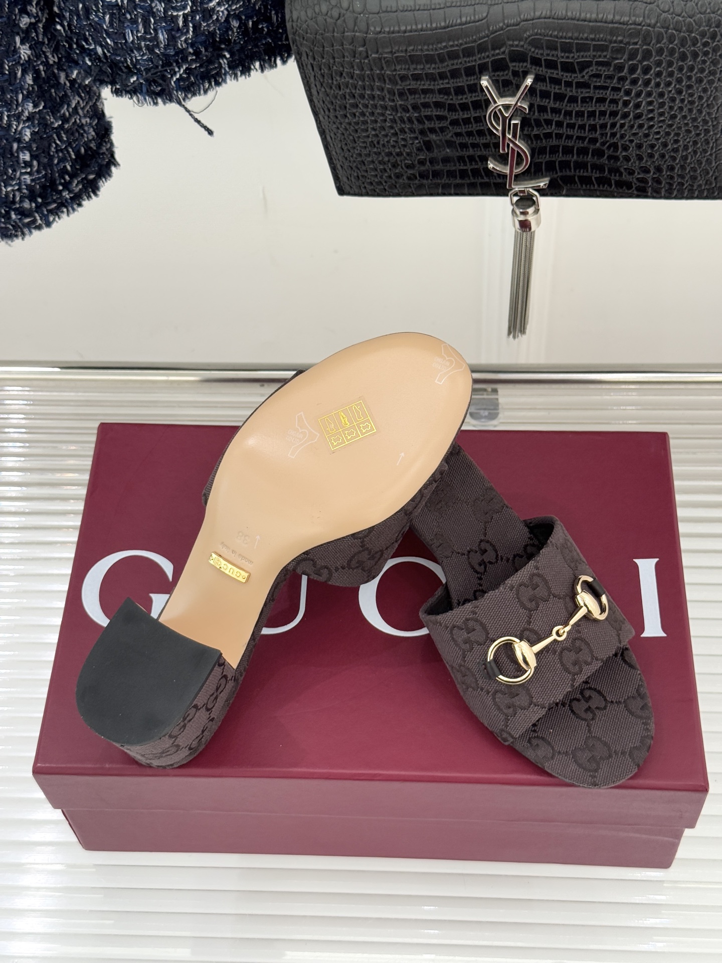 Gucci/古驰26WF春夏新品马衔扣鱼嘴粗跟拖鞋以时光为经纬 以自由为针线将品牌「随性的华美」具象为足
