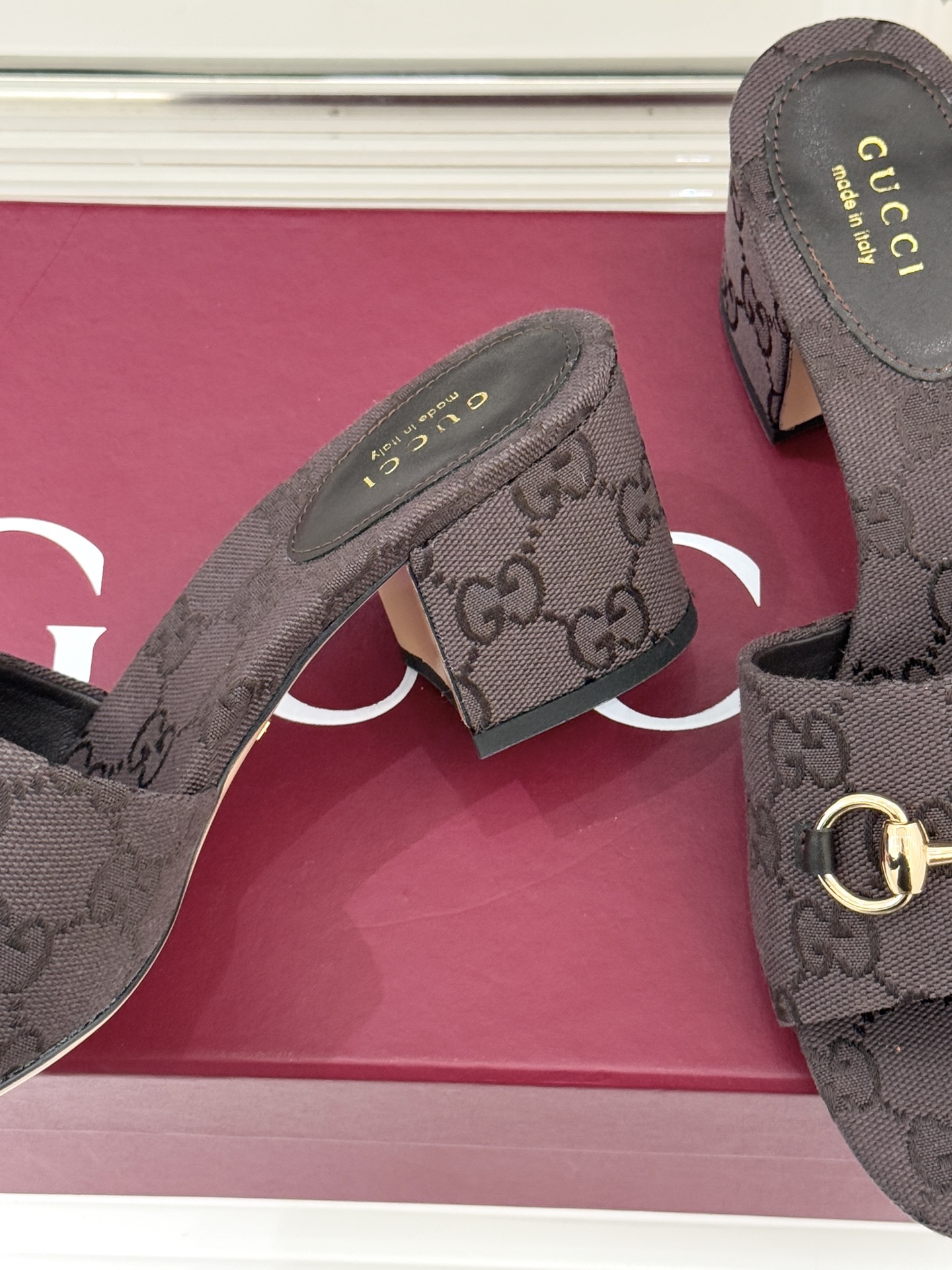 Gucci/古驰26WF春夏新品马衔扣鱼嘴粗跟拖鞋以时光为经纬 以自由为针线将品牌「随性的华美」具象为足