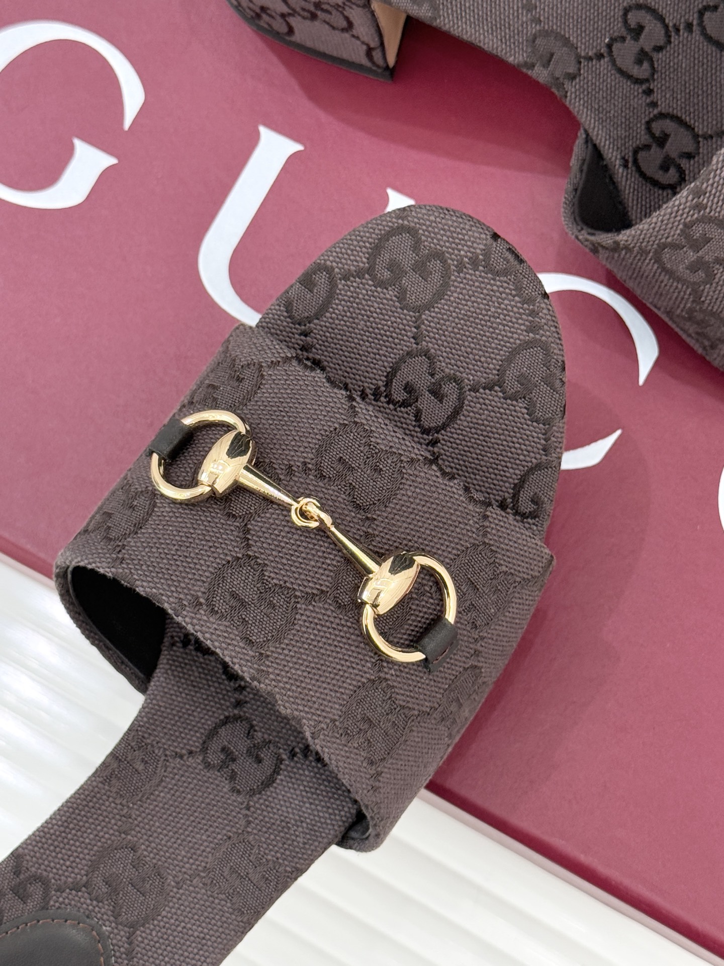 Gucci/古驰26WF春夏新品马衔扣鱼嘴粗跟拖鞋以时光为经纬 以自由为针线将品牌「随性的华美」具象为足