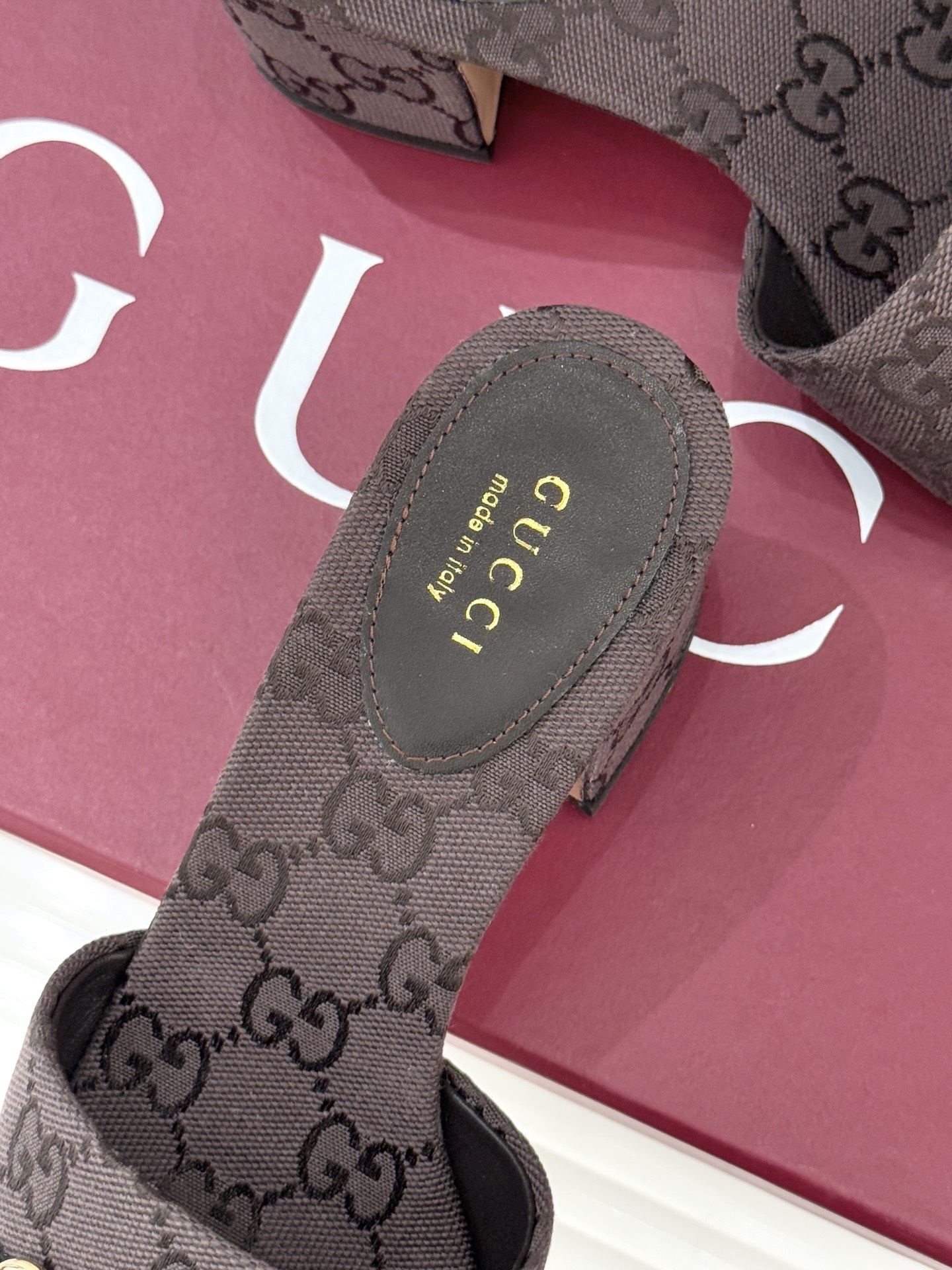 Gucci/古驰26WF春夏新品马衔扣鱼嘴粗跟拖鞋以时光为经纬 以自由为针线将品牌「随性的华美」具象为足