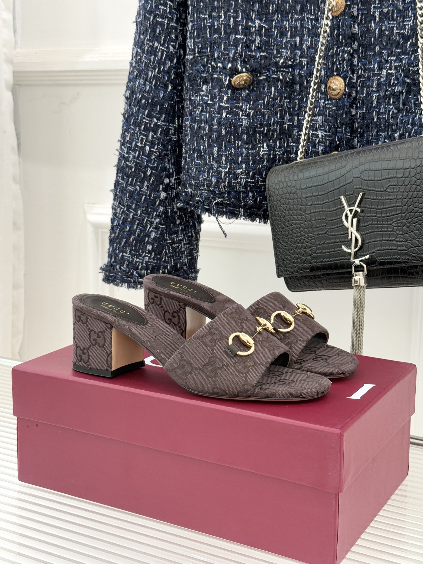 Gucci/古驰26WF春夏新品马衔扣鱼嘴粗跟拖鞋以时光为经纬 以自由为针线将品牌「随性的华美」具象为足