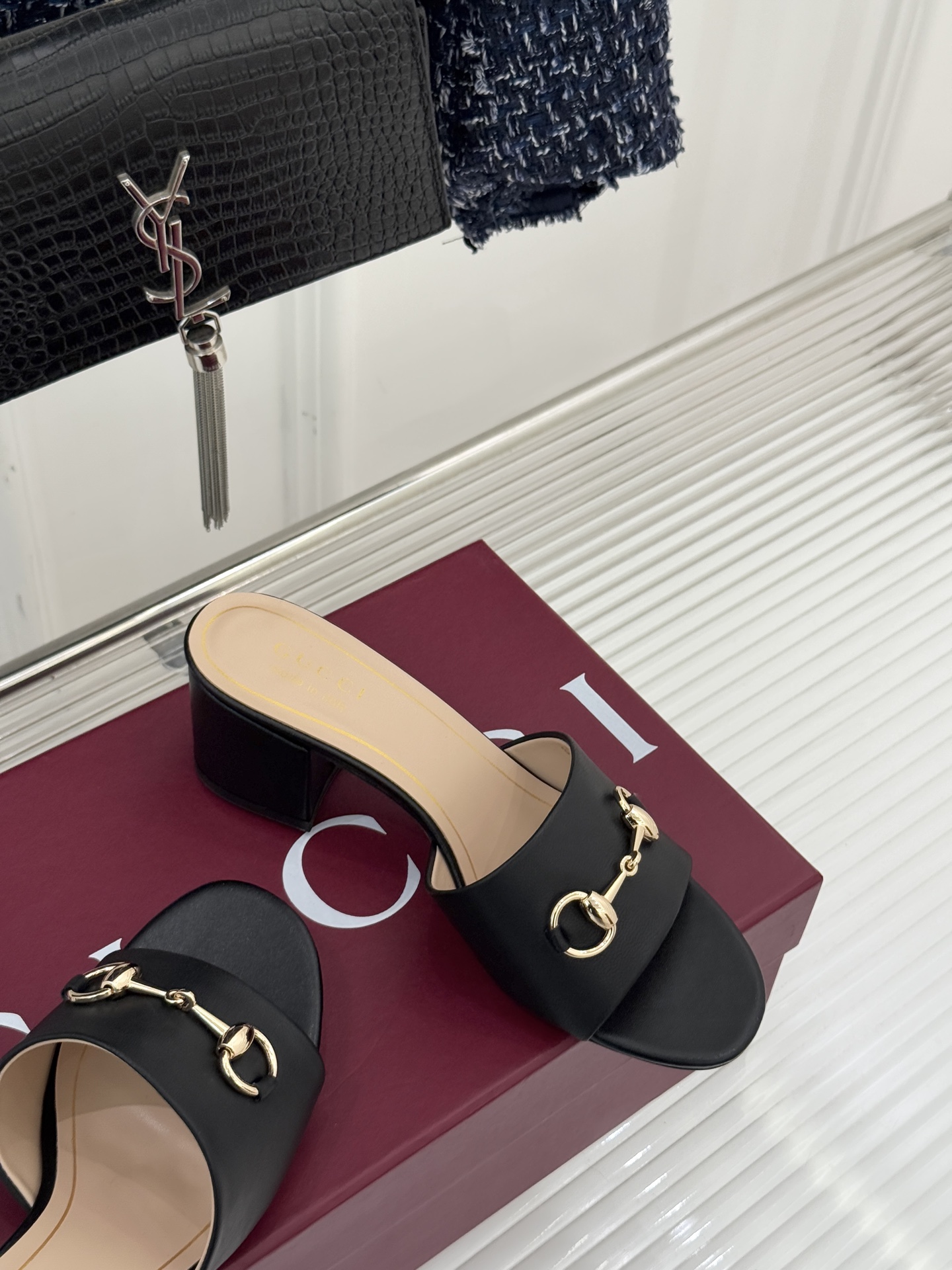 Gucci/古驰26WF春夏新品马衔扣鱼嘴粗跟拖鞋以时光为经纬 以自由为针线将品牌「随性的华美」具象为足