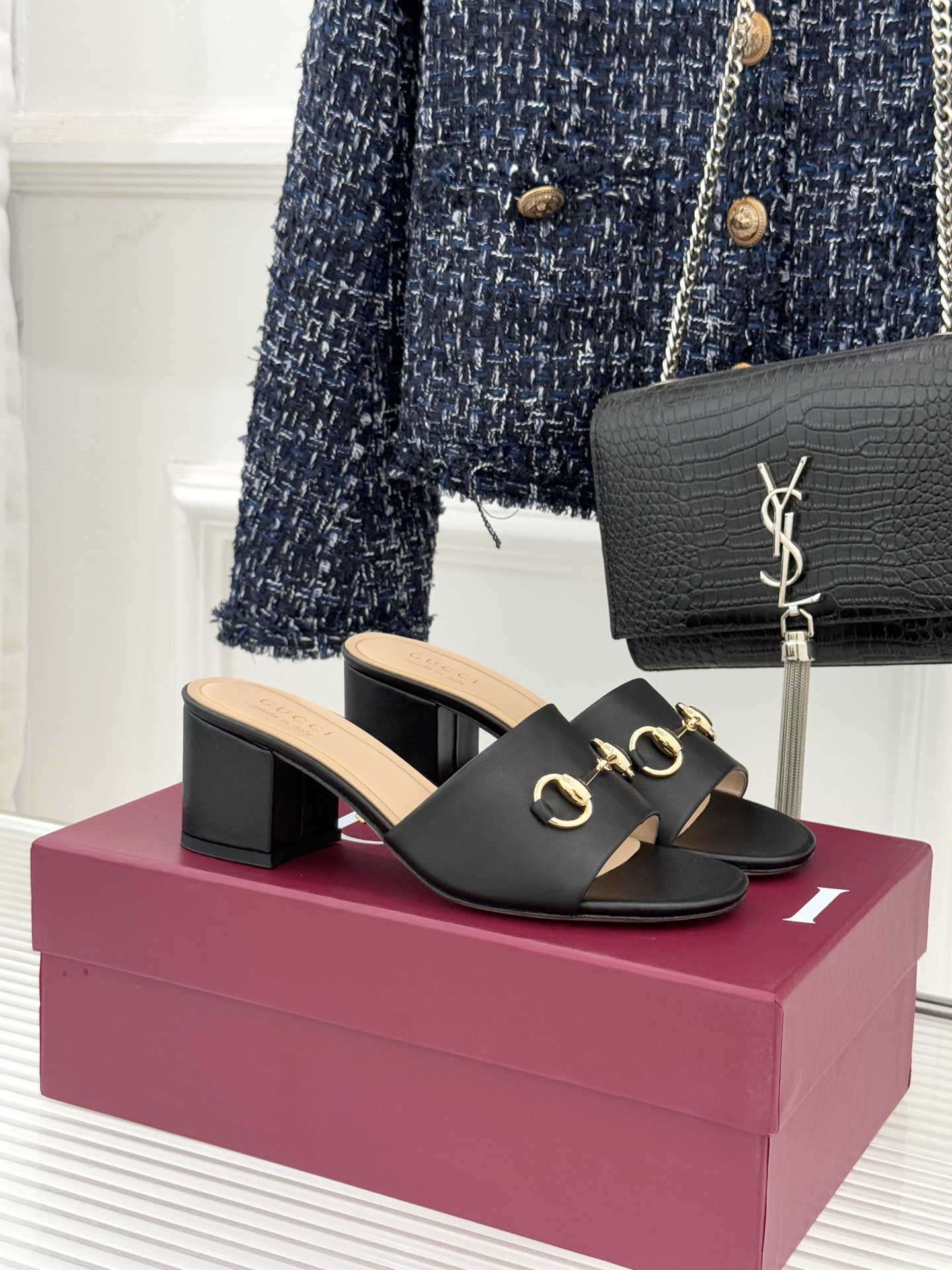 NO:721508,Gucci/Gucci 26WF Spring and Summer New Product Horsebit Fish Mouth Thick Heel Slippers Using time as the warp and latitude and freedom as the needle and thread, the brand's 'casual beauty' is embodied as the scenery under one's feet. In the dialogue between tradition and modernity, we weave an elegant narrative that spans the times. The iconic horsebit born in the late 1940s is here transformed into a carrier of flowing light and rhyme. Hand-inlaid rhinestones are wrapped around the metal outline layer by layer, and the bright light flows between steps.  It is not only a contemporary reshaping of this classic totem, but also echoes the brand's 'diamonds embellished like starlight' design ingenuity. The fish-mouth shoe shape quietly outlines the curvature of the toe tip, replicating the subtle sexiness of the golden age and forming a delicate balance with the laziness and casualness of the slippers. It just interprets the series' proposition of 'sensibility and freedom coexist'. Whether it is worn with a silk long skirt for a summer night dinner or with denim pieces for urban laziness.  This pair of shoes can witness every precious moment of 'what your heart desires' with the sparkle of rhinestones and the details of the horsebit, and complete the affectionate embrace of the moment in every step. The fabric is made of original customized materials, the lining and toes are all sheepskin, the heel height is 5.5cm, and the genuine leather outsole imported from Italy size 35-39 (customized at 40/41/42)  No. 96220205, slippers, gucci, gucci, slippers, skirts, sheepskin, gold, Leather soles19860909Gucci/古驰26WF春夏新品马衔扣 鱼嘴粗跟拖鞋 以时光为经纬 以自由为针线 将品牌「随性的华美」具象为足下风景 在传统与现代的对话中 编织出跨越时代的优雅叙事. 1940年代末诞生的标志性马衔扣 在此化作流动的光韵载体 手工镶嵌水钻层层包裹金属轮廓 步履间流转的璀璨光芒 既是对这一经典图腾的当代重塑 也呼应了品牌「钻石缀饰如星光」设计巧思. 鱼嘴鞋型悄然勾勒趾尖弧度 复刻黄金时代的含蓄性感 与拖鞋的慵懒随性形成精妙平衡 恰如诠释「感性与自在并存」的系列主张. 无论是搭配丝质长裙赴夏夜晚宴 还是配牛仔单品演绎都市慵懒 这双鞋都能以水钻的闪耀与马衔扣的底蕴 见证每一个「心之所向」的珍贵瞬间 在步履间完成与当下的深情相拥. 面料采用原版定制材质 内里踮脚均为羊皮 跟高5.5cm 意大利进口真皮大底 size35-39（40/41/42定制） 编号96220205,拖鞋,gucci,gucci,slippers,skirts,sheepskin,gold,Leather soles,Women's Shoes