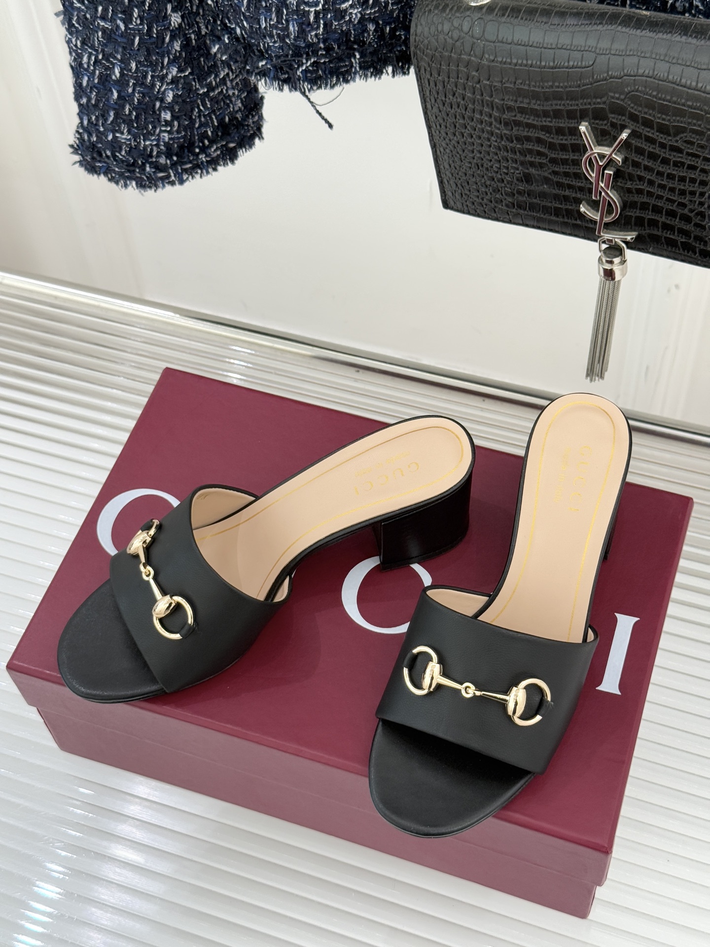 Gucci/古驰26WF春夏新品马衔扣鱼嘴粗跟拖鞋以时光为经纬 以自由为针线将品牌「随性的华美」具象为足