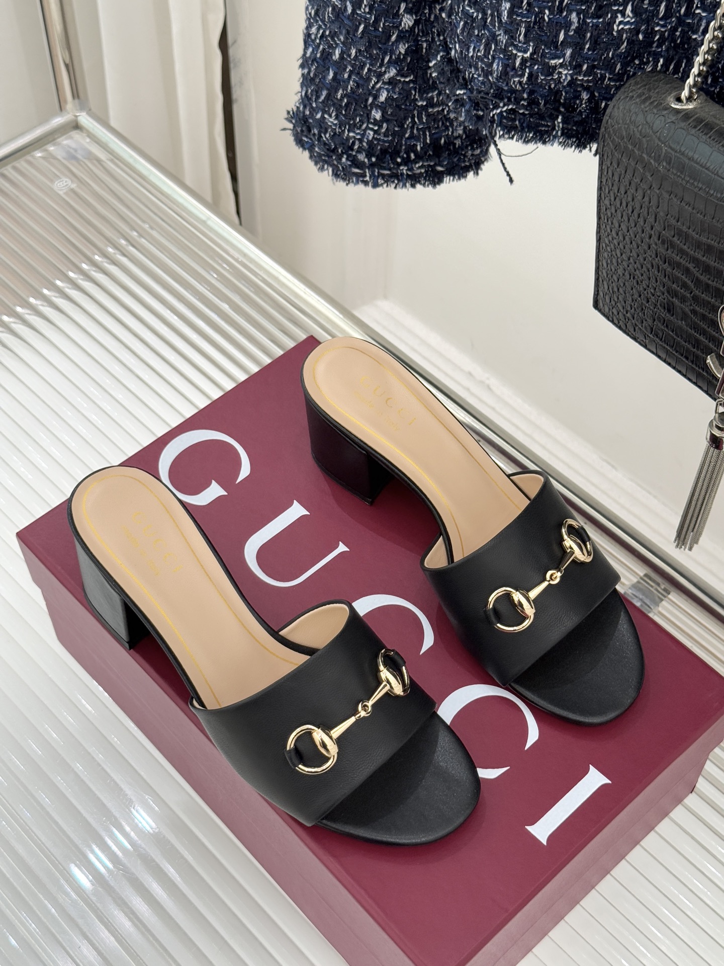 Gucci/古驰26WF春夏新品马衔扣鱼嘴粗跟拖鞋以时光为经纬 以自由为针线将品牌「随性的华美」具象为足