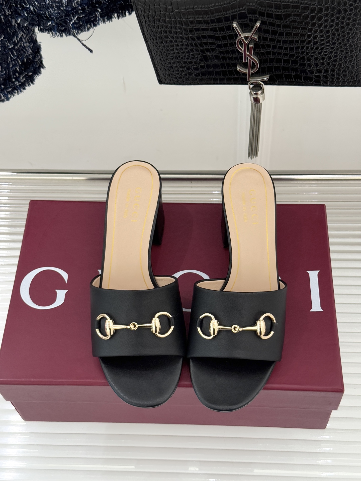 Gucci/古驰26WF春夏新品马衔扣鱼嘴粗跟拖鞋以时光为经纬 以自由为针线将品牌「随性的华美」具象为足