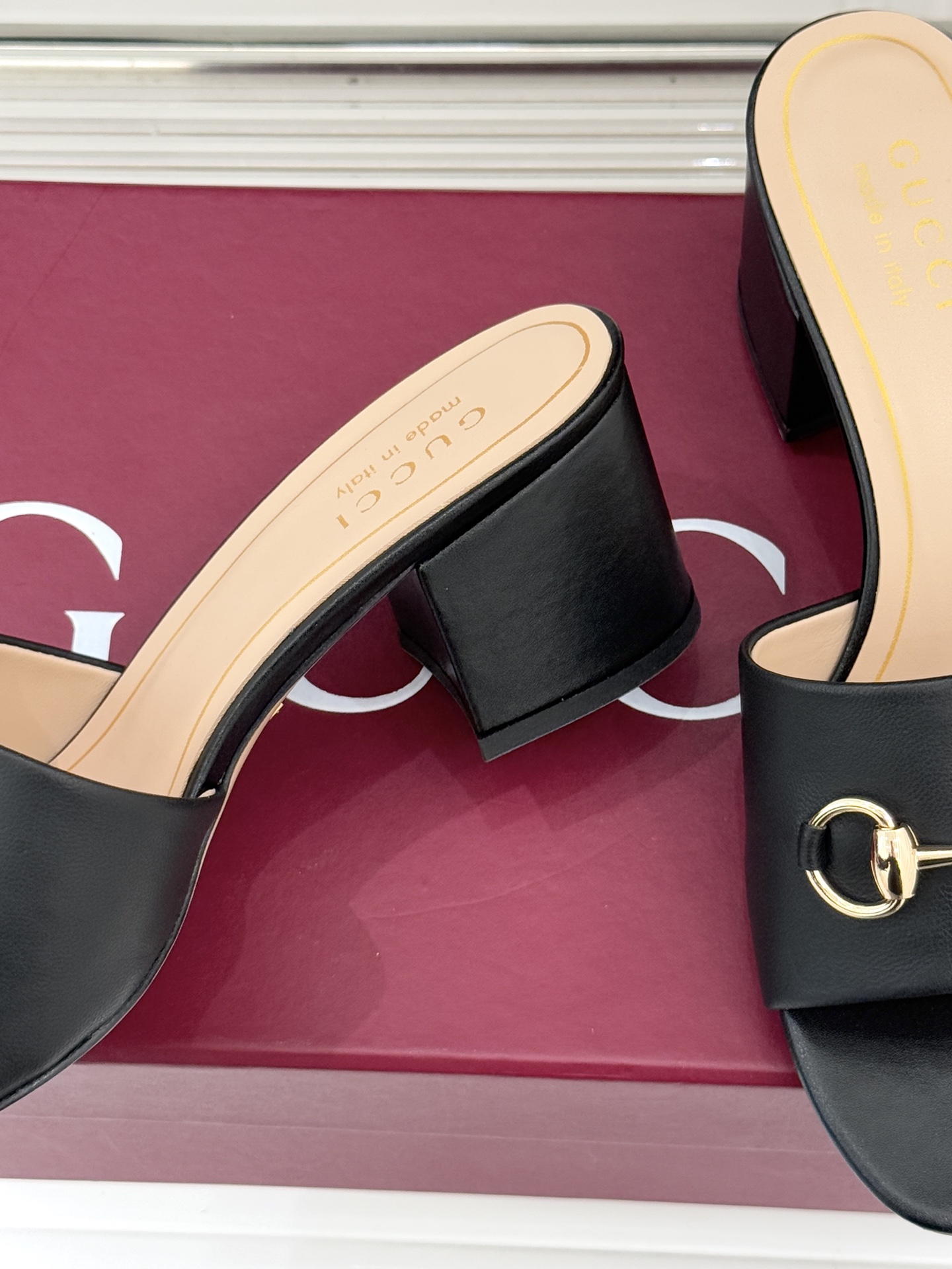 Gucci/古驰26WF春夏新品马衔扣鱼嘴粗跟拖鞋以时光为经纬 以自由为针线将品牌「随性的华美」具象为足