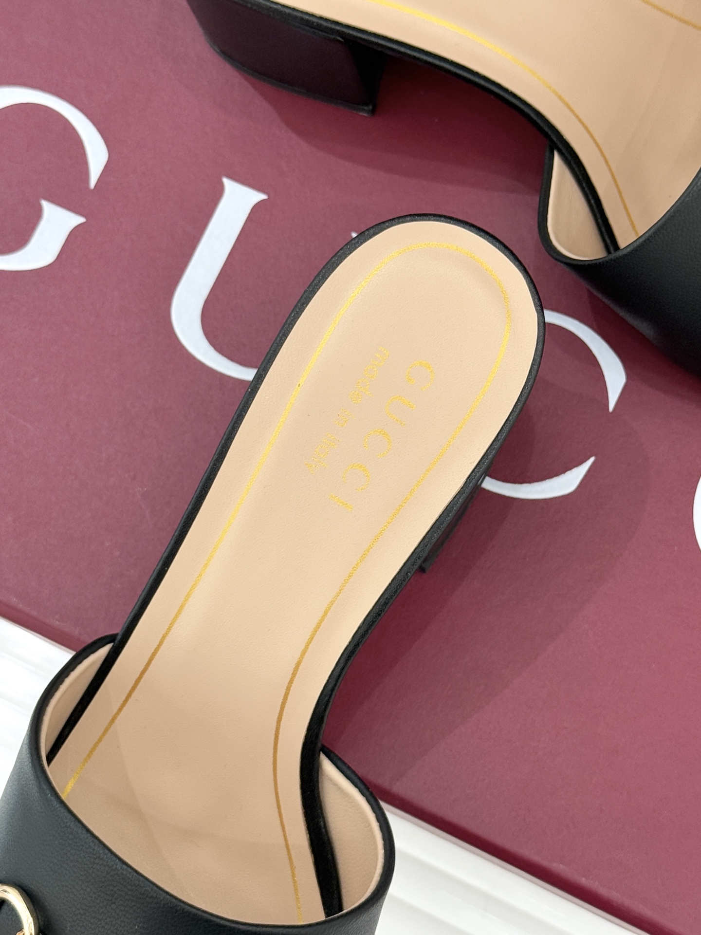 Gucci/古驰26WF春夏新品马衔扣鱼嘴粗跟拖鞋以时光为经纬 以自由为针线将品牌「随性的华美」具象为足