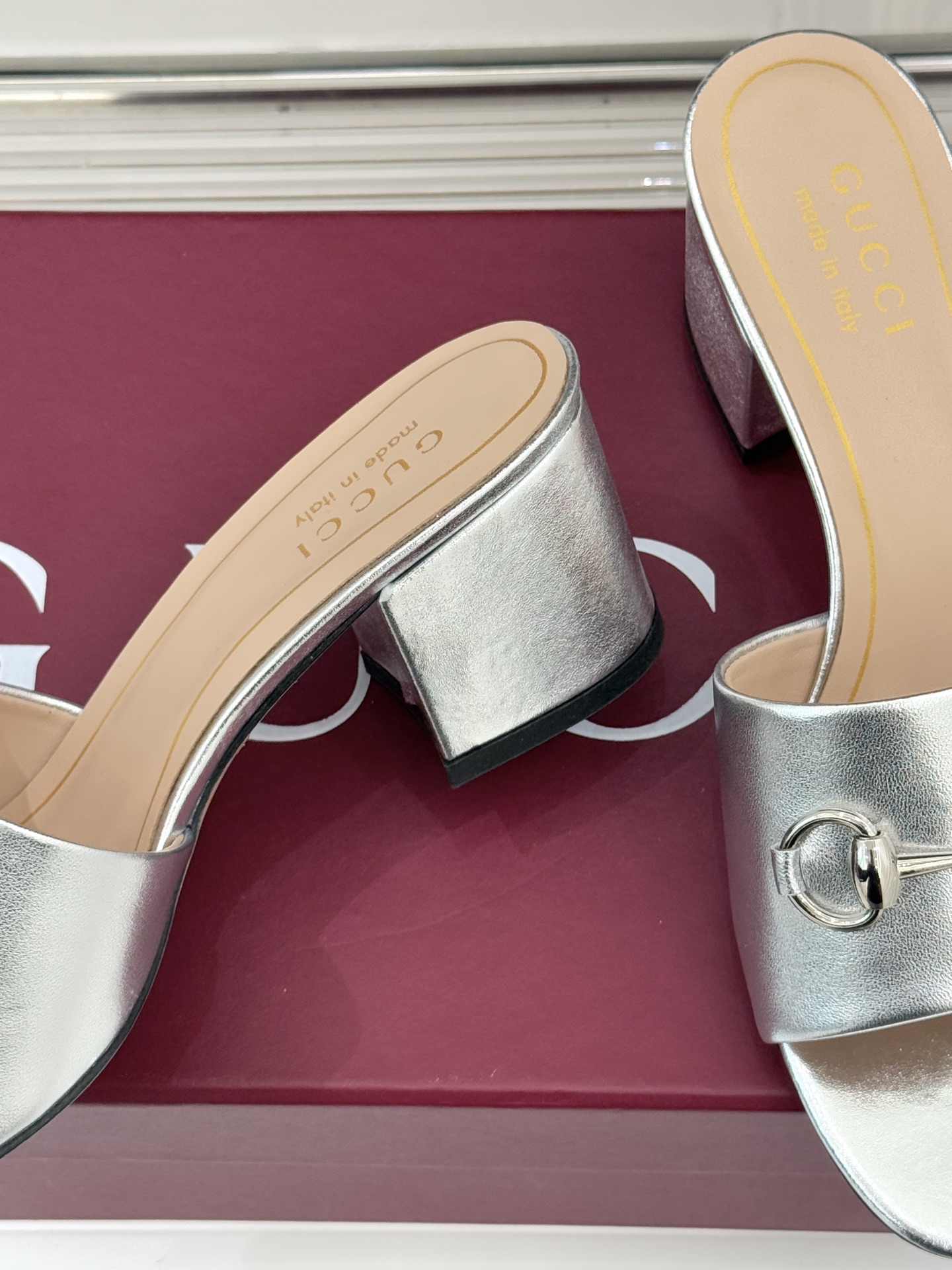 Gucci/古驰26WF春夏新品马衔扣鱼嘴粗跟拖鞋以时光为经纬 以自由为针线将品牌「随性的华美」具象为足