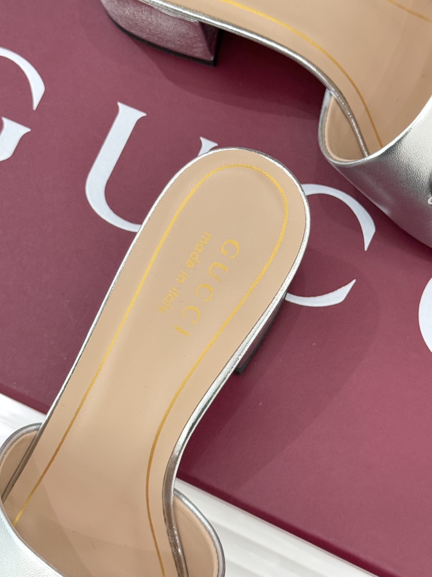 Gucci/古驰26WF春夏新品马衔扣鱼嘴粗跟拖鞋以时光为经纬 以自由为针线将品牌「随性的华美」具象为足