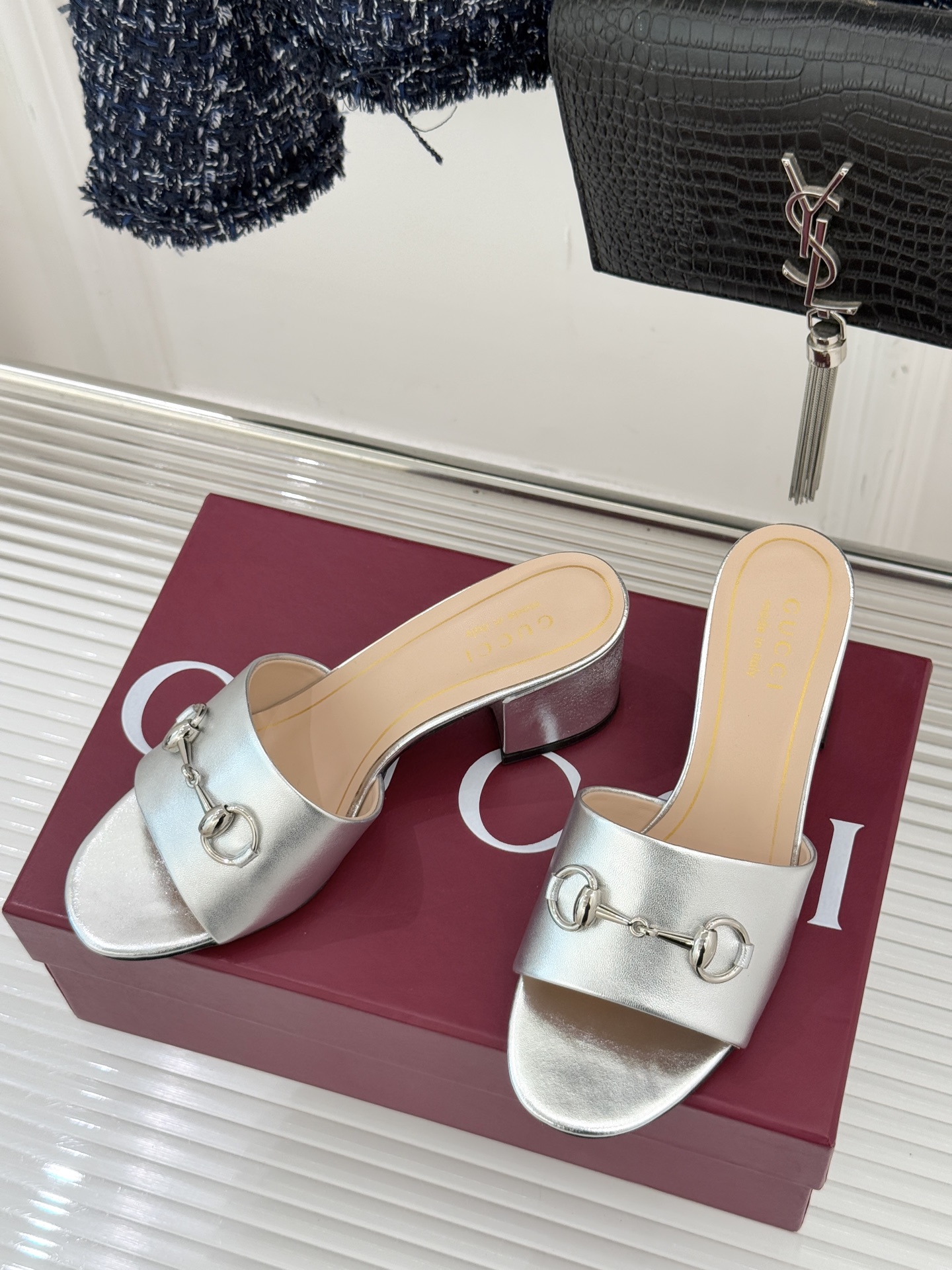 Gucci/古驰26WF春夏新品马衔扣鱼嘴粗跟拖鞋以时光为经纬 以自由为针线将品牌「随性的华美」具象为足