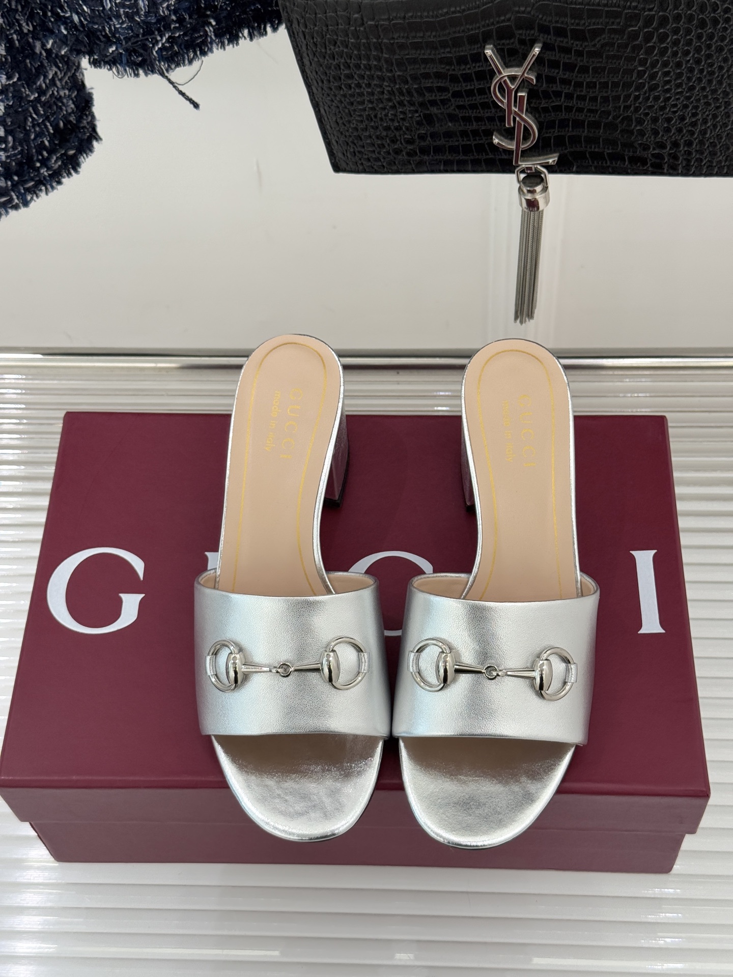 Gucci/古驰26WF春夏新品马衔扣鱼嘴粗跟拖鞋以时光为经纬 以自由为针线将品牌「随性的华美」具象为足
