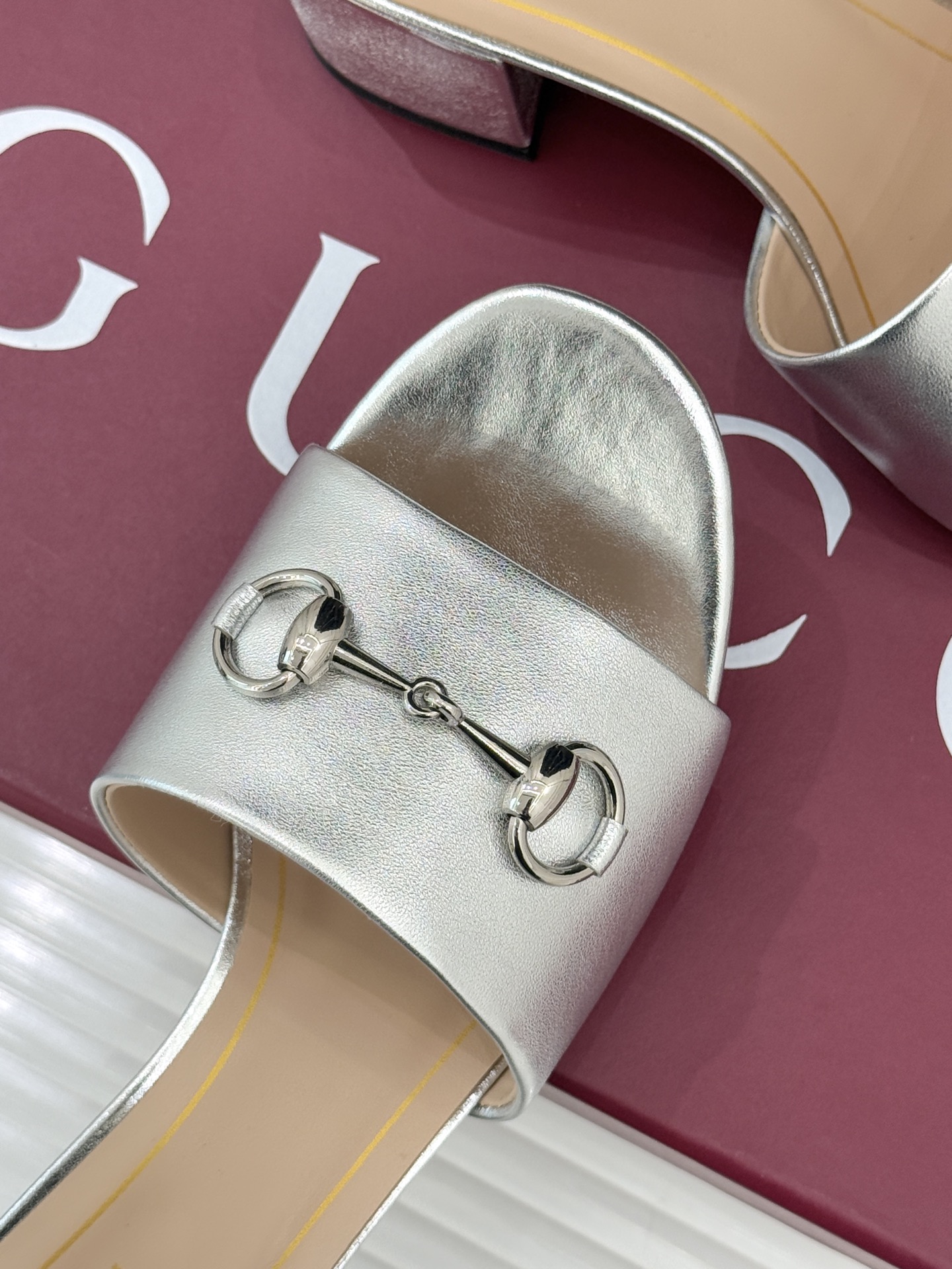 Gucci/古驰26WF春夏新品马衔扣鱼嘴粗跟拖鞋以时光为经纬 以自由为针线将品牌「随性的华美」具象为足