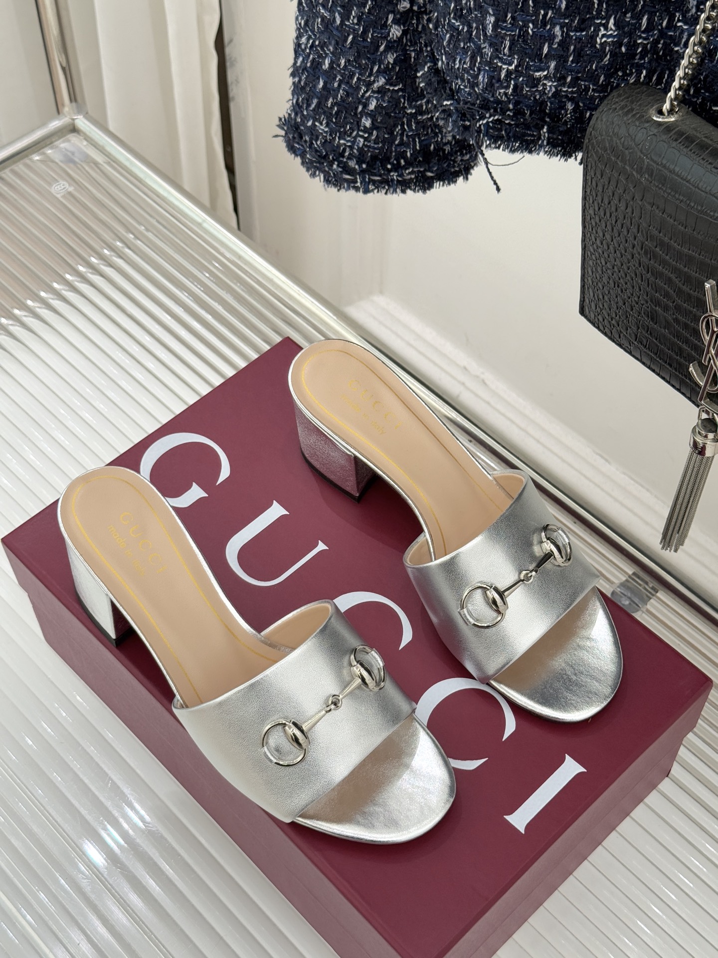 Gucci/古驰26WF春夏新品马衔扣鱼嘴粗跟拖鞋以时光为经纬 以自由为针线将品牌「随性的华美」具象为足