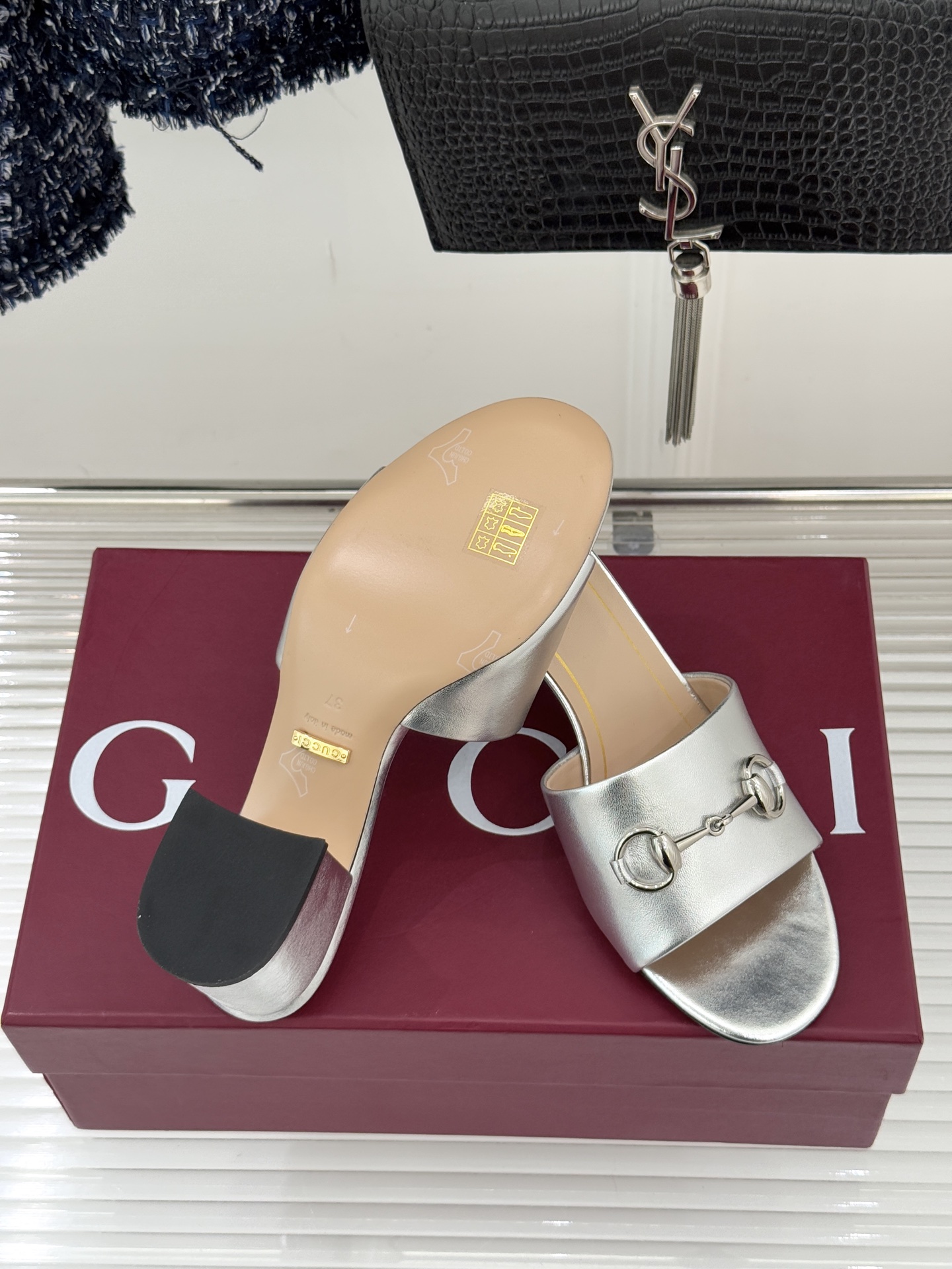 Gucci/古驰26WF春夏新品马衔扣鱼嘴粗跟拖鞋以时光为经纬 以自由为针线将品牌「随性的华美」具象为足