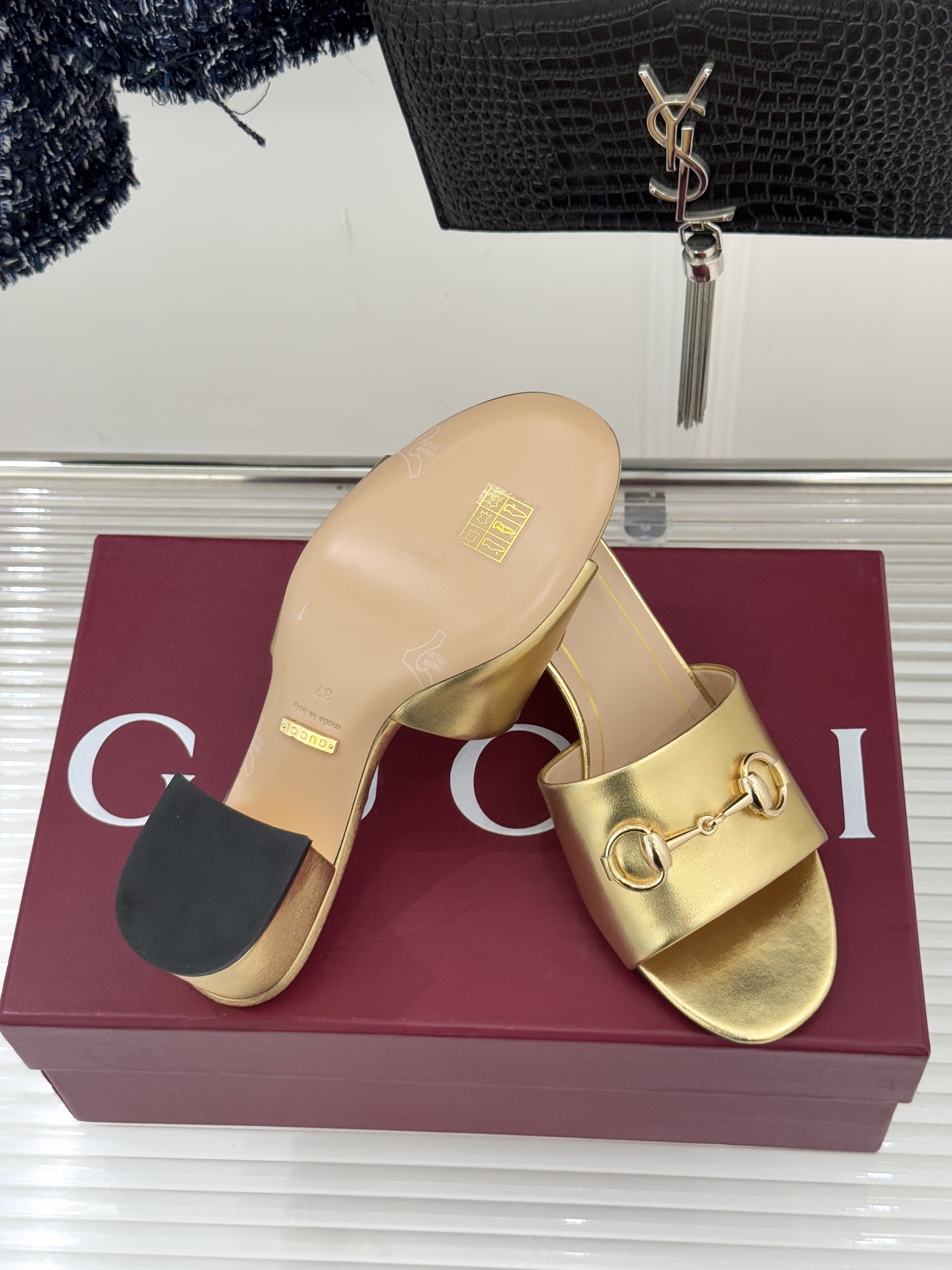 Gucci/古驰26WF春夏新品马衔扣鱼嘴粗跟拖鞋以时光为经纬 以自由为针线将品牌「随性的华美」具象为足