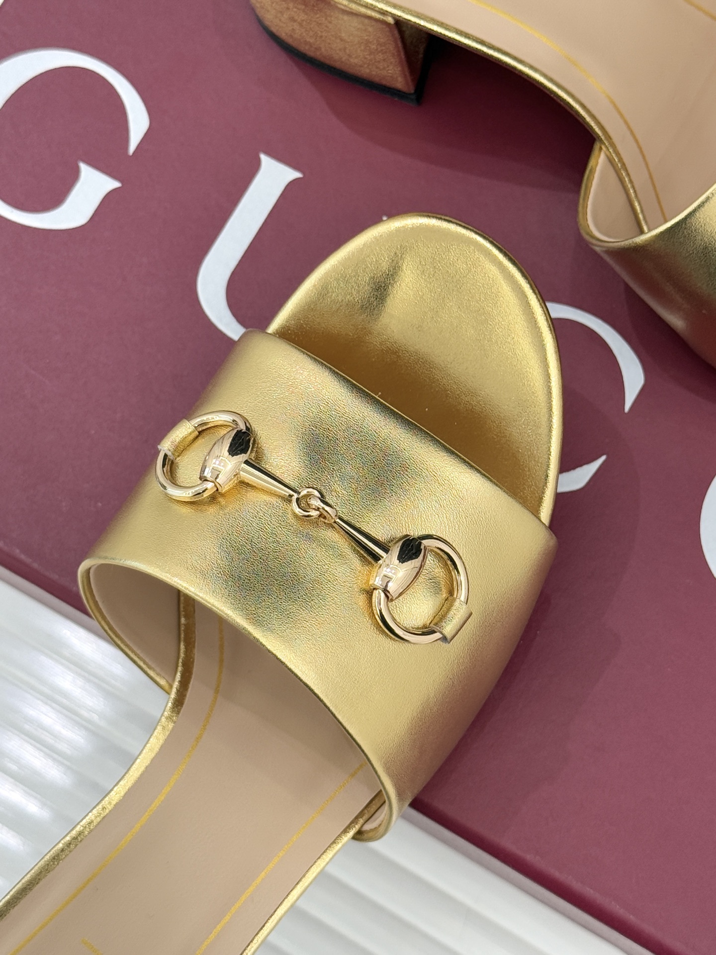 Gucci/古驰26WF春夏新品马衔扣鱼嘴粗跟拖鞋以时光为经纬 以自由为针线将品牌「随性的华美」具象为足