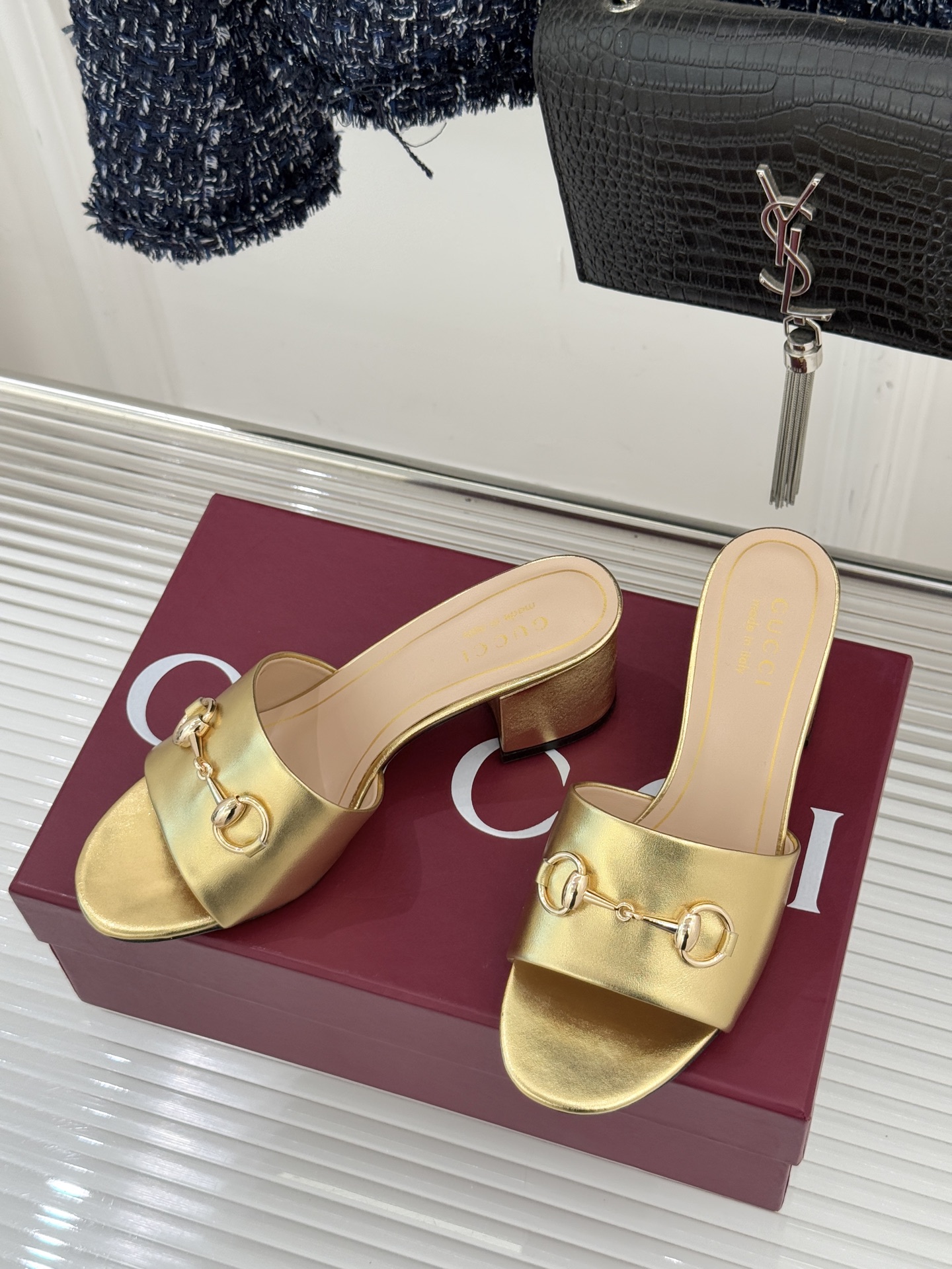 Gucci/古驰26WF春夏新品马衔扣鱼嘴粗跟拖鞋以时光为经纬 以自由为针线将品牌「随性的华美」具象为足