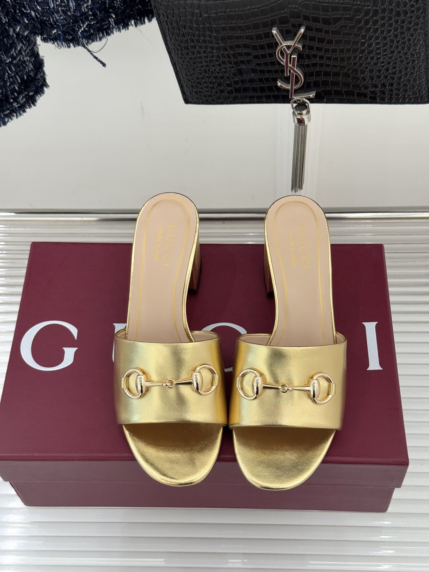 Gucci/古驰26WF春夏新品马衔扣鱼嘴粗跟拖鞋以时光为经纬 以自由为针线将品牌「随性的华美」具象为足
