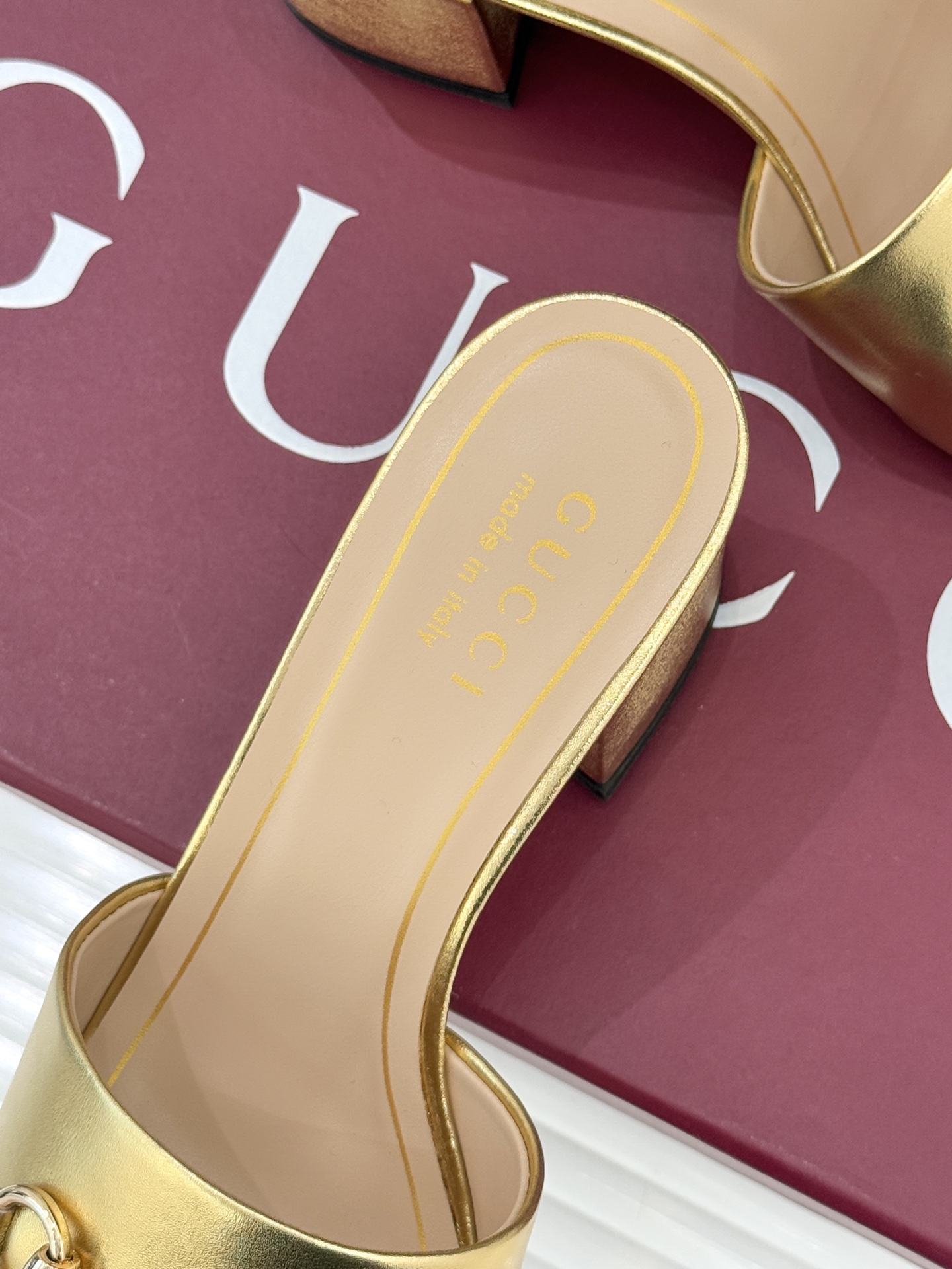 Gucci/古驰26WF春夏新品马衔扣鱼嘴粗跟拖鞋以时光为经纬 以自由为针线将品牌「随性的华美」具象为足