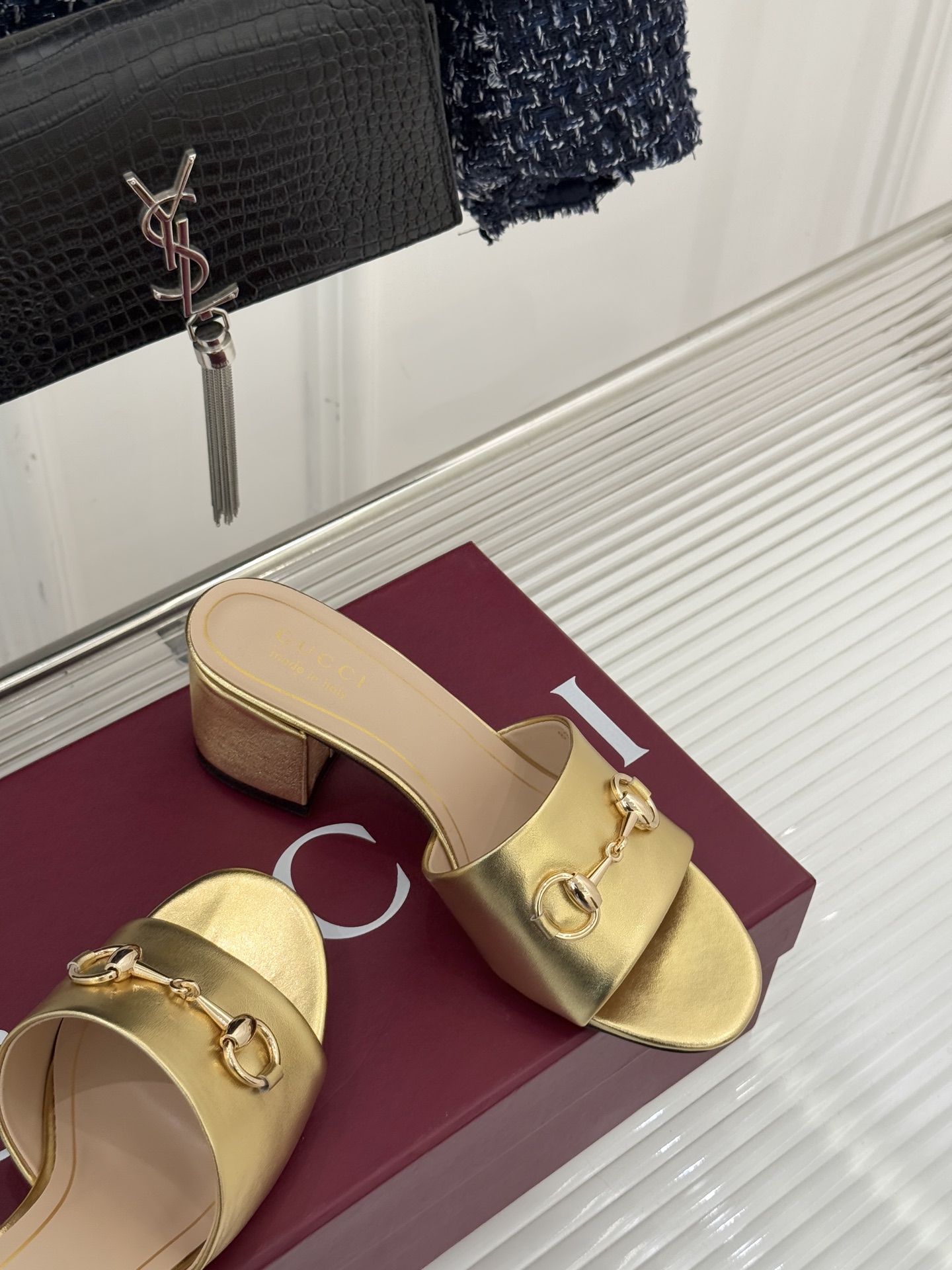 Gucci/古驰26WF春夏新品马衔扣鱼嘴粗跟拖鞋以时光为经纬 以自由为针线将品牌「随性的华美」具象为足