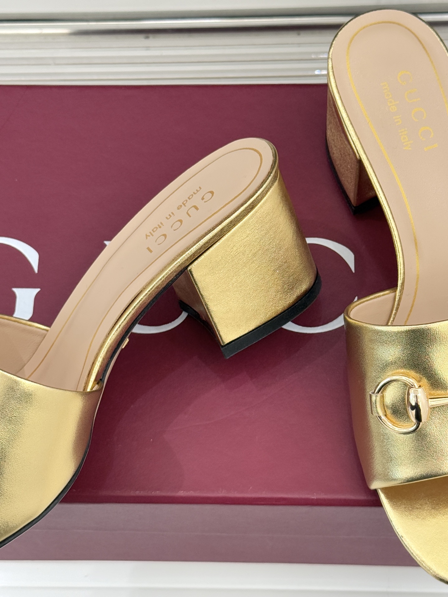 Gucci/古驰26WF春夏新品马衔扣鱼嘴粗跟拖鞋以时光为经纬 以自由为针线将品牌「随性的华美」具象为足