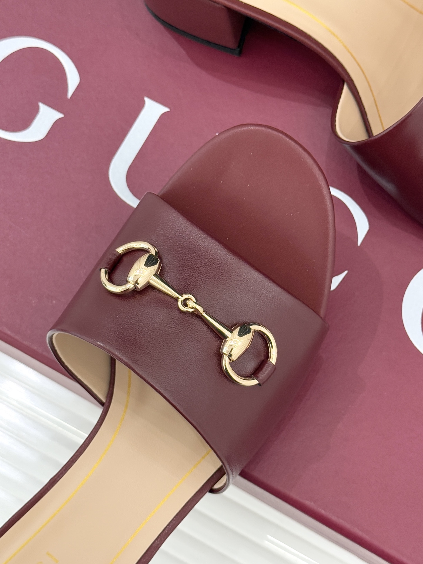 Gucci/古驰26WF春夏新品马衔扣鱼嘴粗跟拖鞋以时光为经纬 以自由为针线将品牌「随性的华美」具象为足