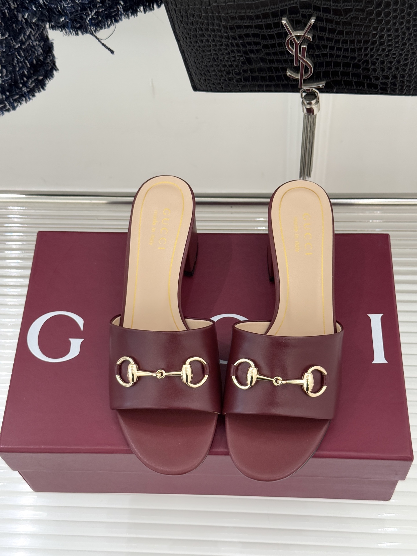 Gucci/古驰26WF春夏新品马衔扣鱼嘴粗跟拖鞋以时光为经纬 以自由为针线将品牌「随性的华美」具象为足