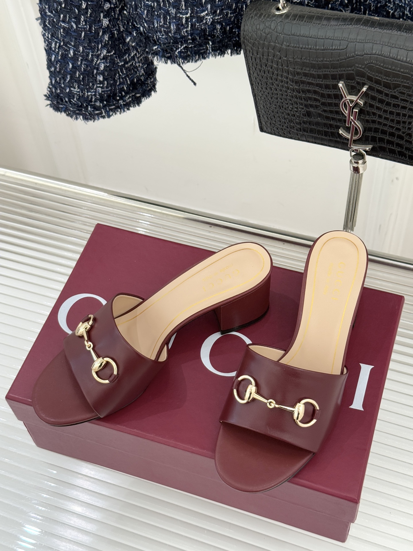 Gucci/古驰26WF春夏新品马衔扣鱼嘴粗跟拖鞋以时光为经纬 以自由为针线将品牌「随性的华美」具象为足