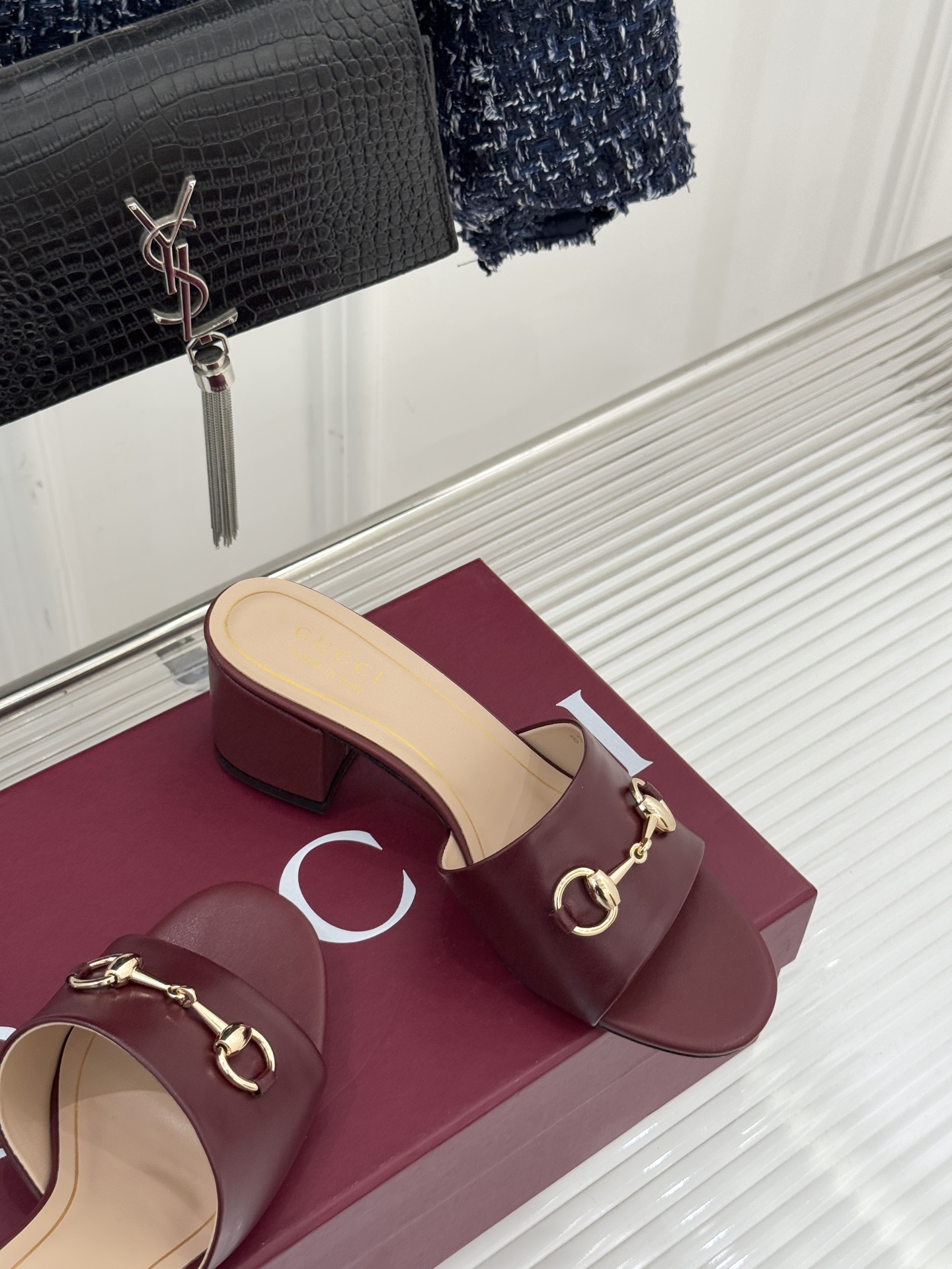 Gucci/古驰26WF春夏新品马衔扣鱼嘴粗跟拖鞋以时光为经纬 以自由为针线将品牌「随性的华美」具象为足