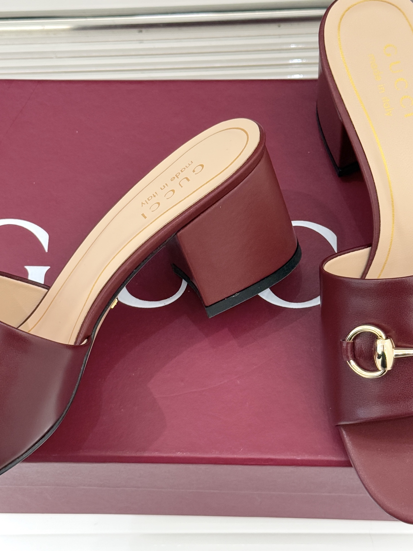 Gucci/古驰26WF春夏新品马衔扣鱼嘴粗跟拖鞋以时光为经纬 以自由为针线将品牌「随性的华美」具象为足