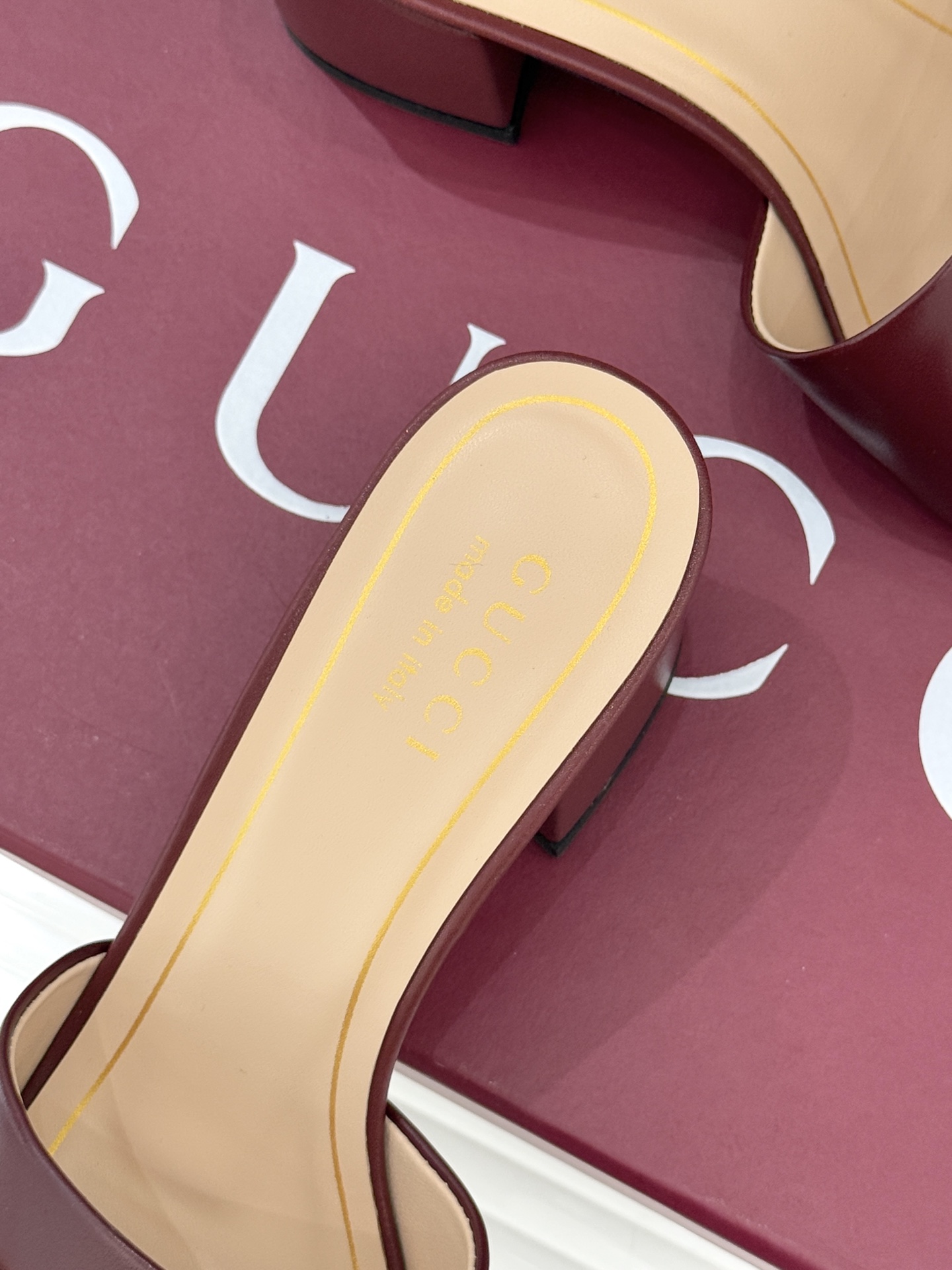 Gucci/古驰26WF春夏新品马衔扣鱼嘴粗跟拖鞋以时光为经纬 以自由为针线将品牌「随性的华美」具象为足