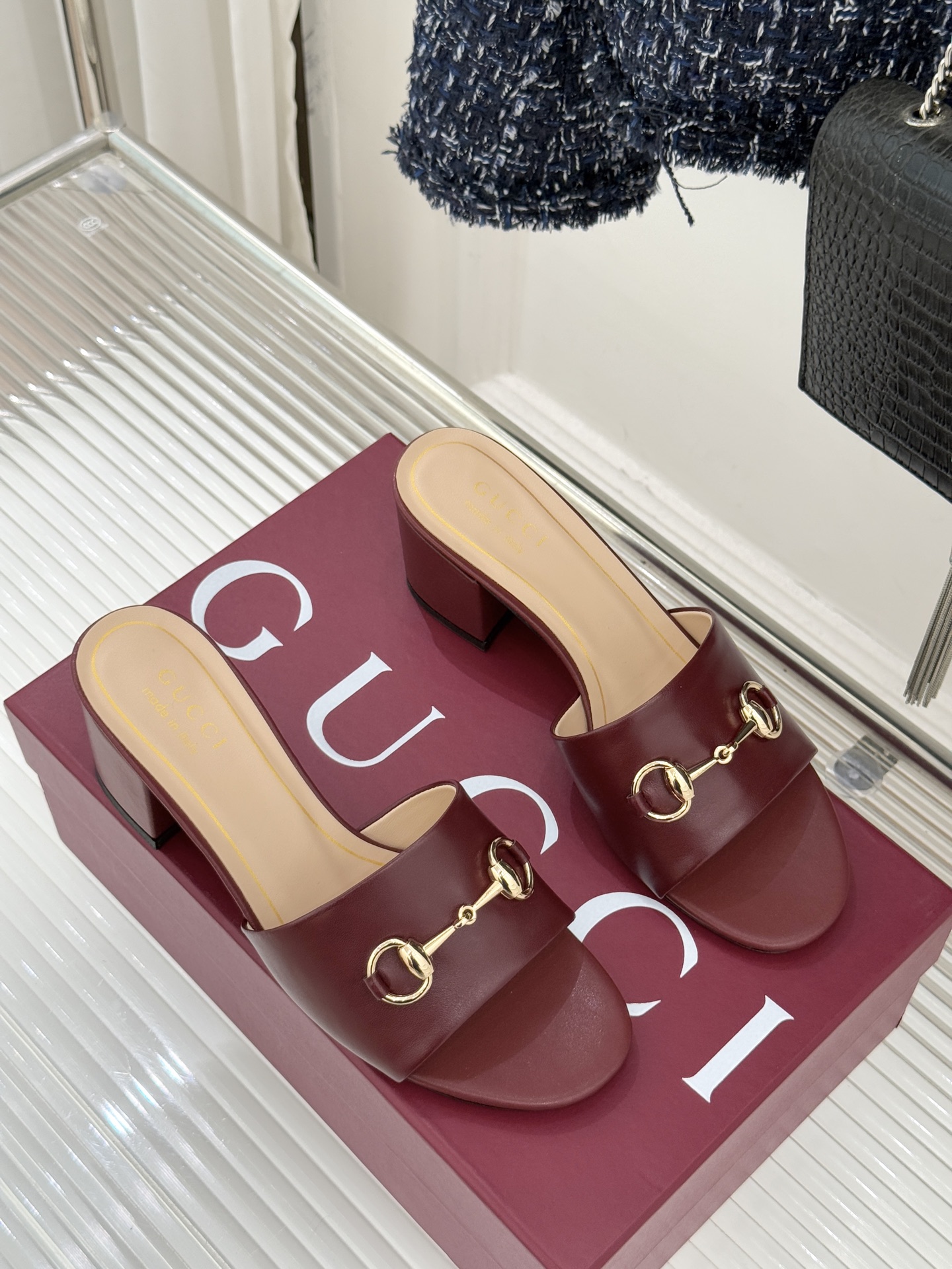 Gucci/古驰26WF春夏新品马衔扣鱼嘴粗跟拖鞋以时光为经纬 以自由为针线将品牌「随性的华美」具象为足