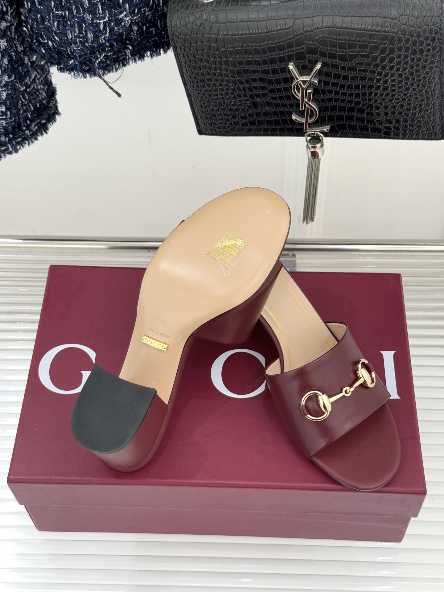 Gucci/古驰26WF春夏新品马衔扣鱼嘴粗跟拖鞋以时光为经纬 以自由为针线将品牌「随性的华美」具象为足